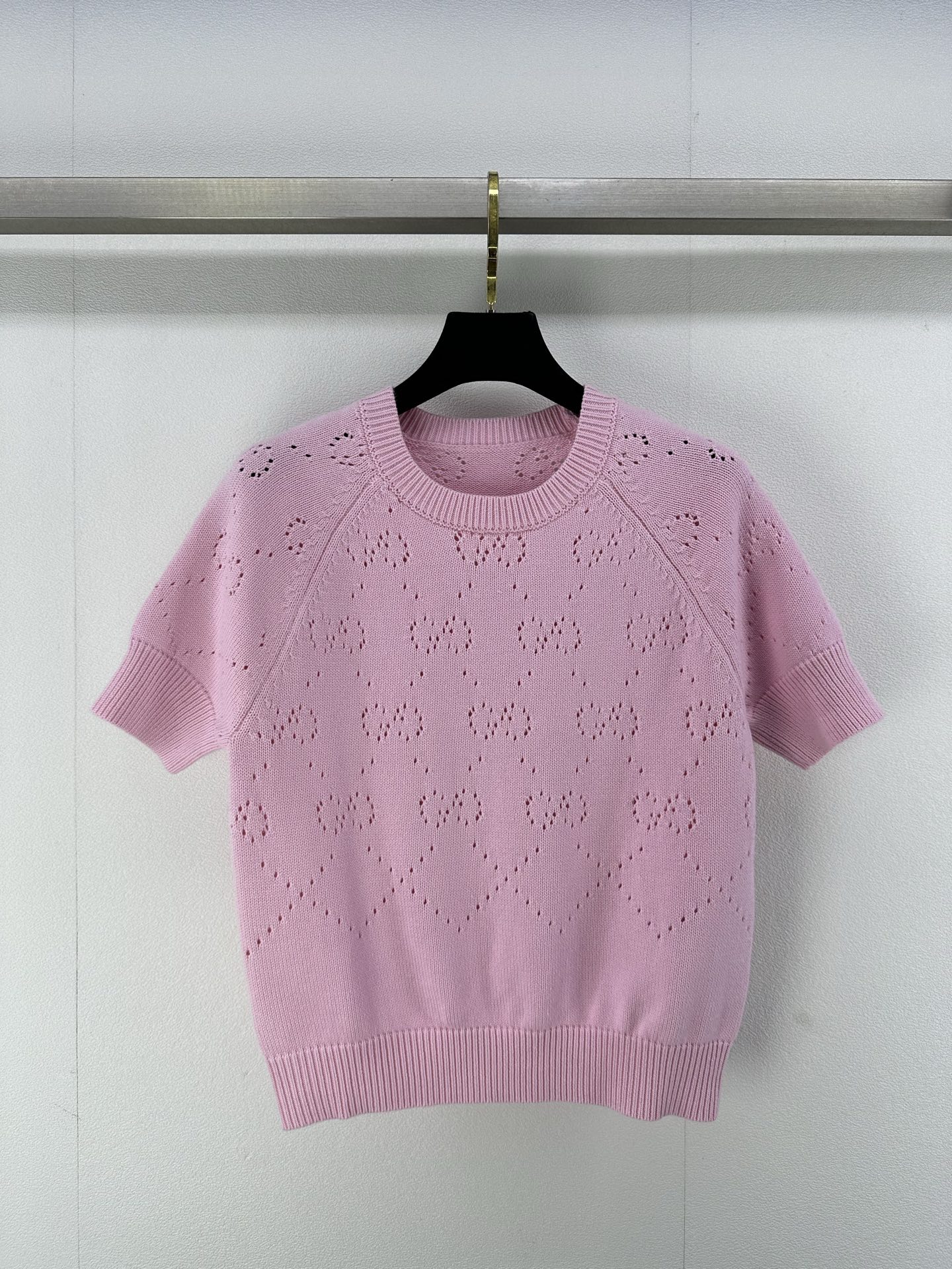 NO:323624,Gucc* new details 25 spring and summer new knitted round neck short sleeve raglan sleeve design classic double G letter logo presbyopia hollow design fashionable high-end exquisite versatile 2 color 3 code SML, gucci, T-shirt, alexander wang19860909Gucc*上新细节 25 春夏新款针织圆领短袖 插肩袖设计 经典双G字母logo老花镂空设计 时髦高级精致百搭 2色3码SML,,gucci,T-shirt,alexander wang,Women's clothing