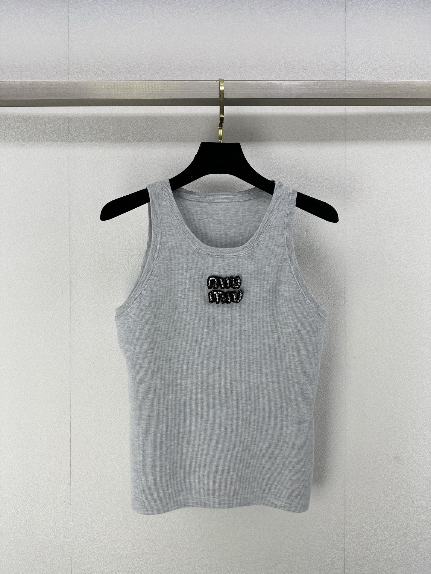 NO:323605,Miumi* New details 25 New heavy industry beaded logo vest The fabric is soft and skin-friendly, comfortable and breathable, embellished with heavy industry beaded logo, exquisite and age-reducing, a must-have item for girls, 1 color and 3 codes SML, miumiu, alexander wang19860909Miumi* 上新细节 25 新款重工钉珠logo背心 面料软糯又亲肤 舒适透气 采用重工钉珠logo点缀 精致又减龄 女生必备单品哦 1色3码SML,,miumiu,alexander wang,Women's clothing