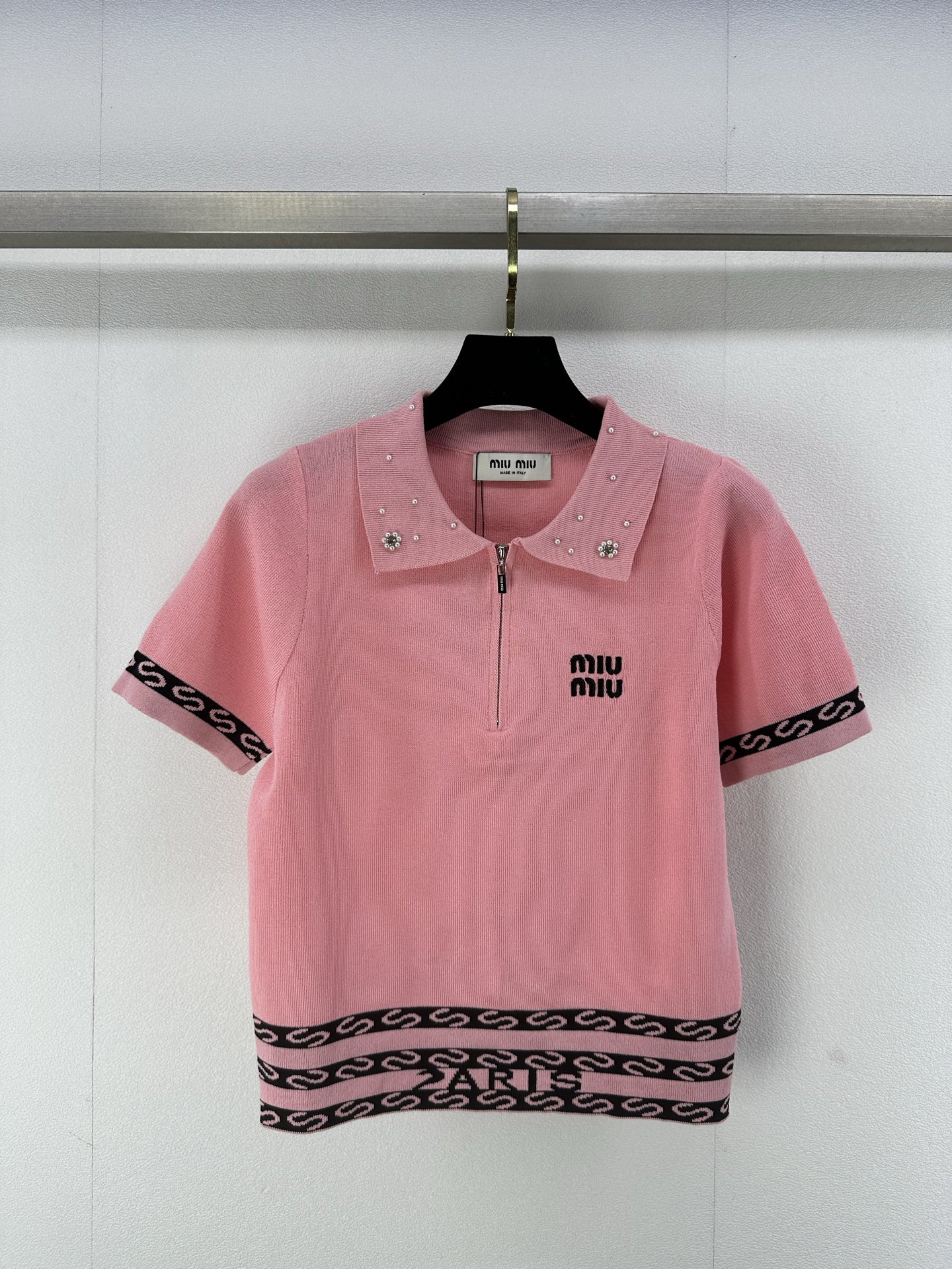 NO:323608,Miumi* new details 25 Spring and summer heavy industry beaded semi-zippered short sleeves!  The neckline beads are designed with bead elements, and the customized logo zipper is beautiful and playful. The style cannot hide the girl's heart is definitely very elegant!  3 color 3 code SML, miumiu, T-shirt, alexander wang19860909Miumi*上新细节 25 春夏重工钉珠半拉链短袖！领口珠片钉珠元素设计,定制logo拉链,唯美又俏皮,藏不住少女心版型妥妥地非常显气质！ 3色3码SML,,miumiu,T-shirt,alexander wang,Women's clothing