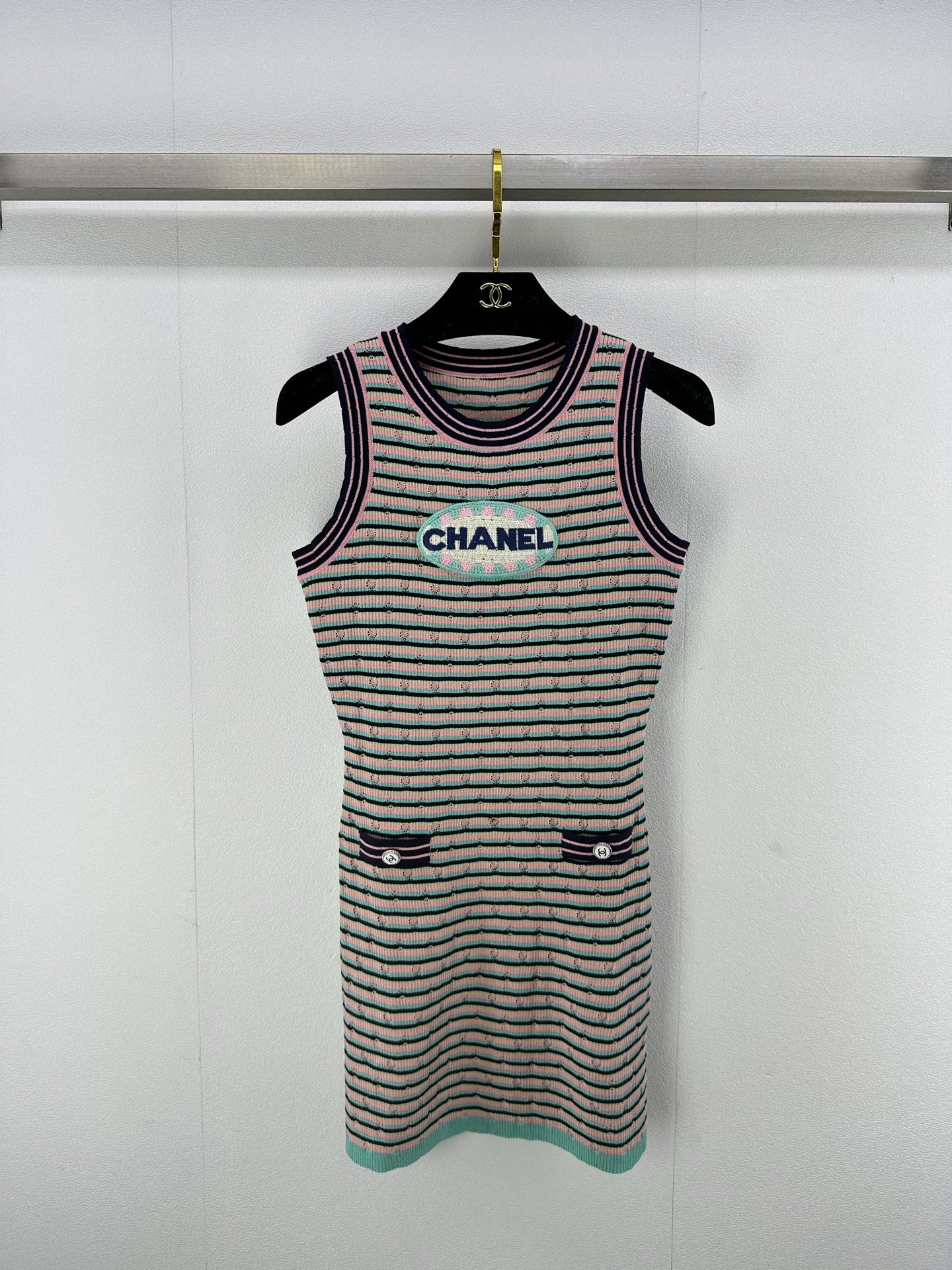 NO:323614,Chane* new details 25 spring and summer new knitted round neck vest skirt contrasting color striped splicing design brand letter logo decoration fake pocket design double c letter logo button embellishment waist slim fit and delicate and versatile 2 colors 3 codes SML, chanel, skirts, alexander wang19860909Chane*上新细节 25 春夏新款针织圆领背心裙 撞色条纹拼接设计 品牌字母logo装饰 假口袋设计双c字母logo纽扣点缀 收腰修身显瘦 精致百搭 2色3码SML,,chanel,skirts,alexander wang,Women's clothing