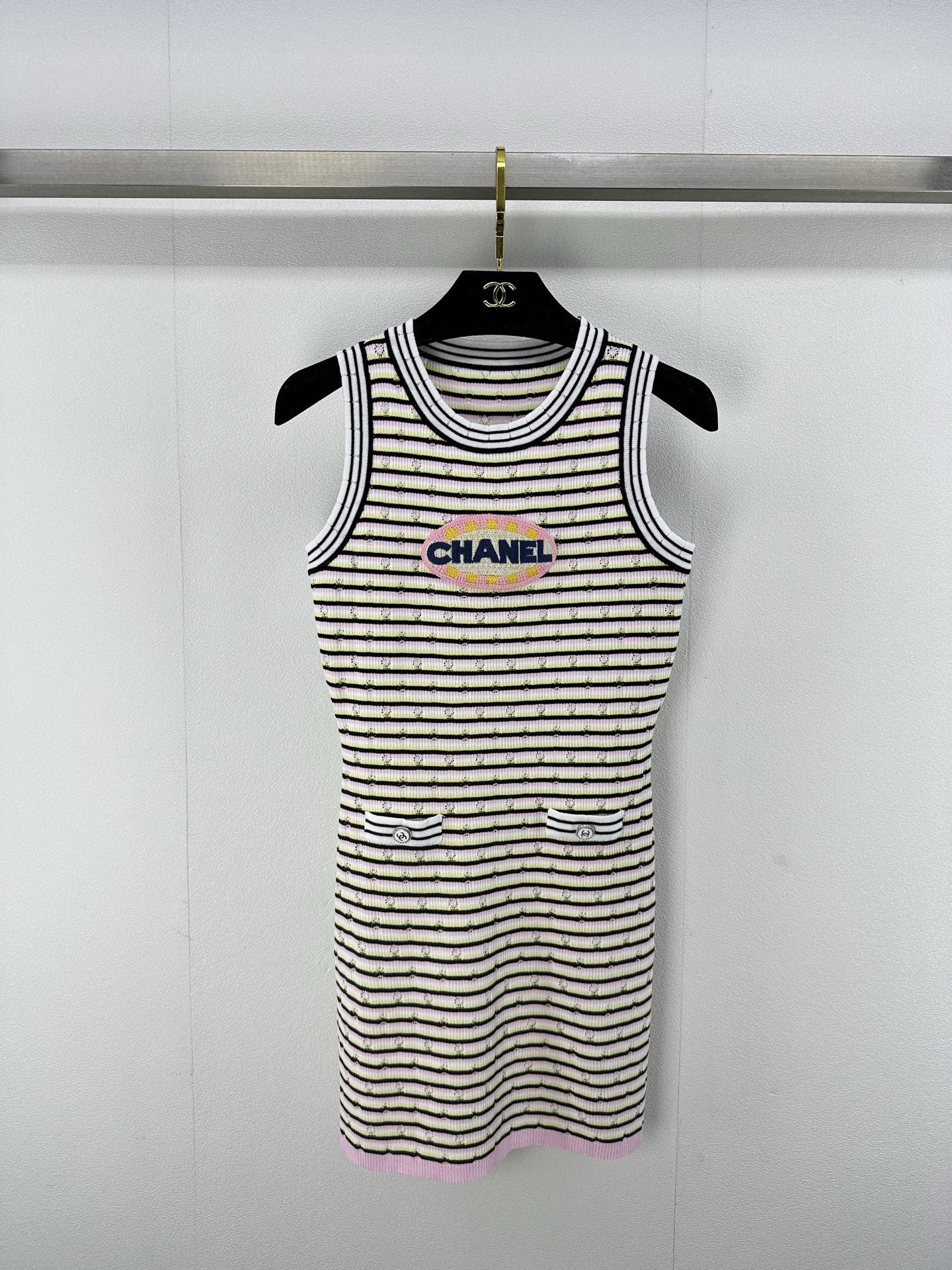 NO:323591,Chane* new details 25 spring and summer new knitted round neck vest skirt contrasting color striped splicing design brand letter logo decoration fake pocket design double c letter logo button embellishment waist slim fit and delicate and versatile 2 colors 3 codes SML, chanel, skirts, alexander wang19860909Chane*上新细节 25 春夏新款针织圆领背心裙 撞色条纹拼接设计 品牌字母logo装饰 假口袋设计双c字母logo纽扣点缀 收腰修身显瘦 精致百搭 2色3码SML,,chanel,skirts,alexander wang,Women's clothing