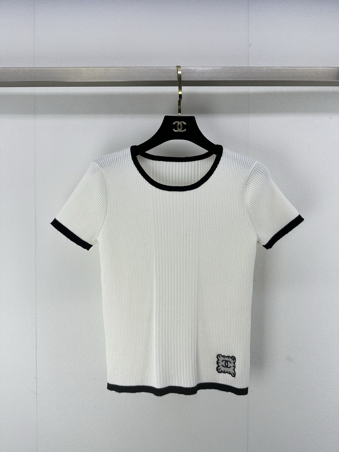NO:323634,Chane* new details 25 spring and summer new knitted round neck short sleeves Contrast color edging design Hem classic double C letter logo shut-up lace embellishment Simple and fashionable daily versatile 2 colors 3 codes SML, chanel, T-shirt, alexander wang19860909Chane*上新细节 25 春夏新款针织圆领短袖 撞色包边设计 下摆经典双c字母logo闭嘴蕾丝点缀 简约时髦日常百搭 2色3码SML,,chanel,T-shirt,alexander wang,Women's clothing