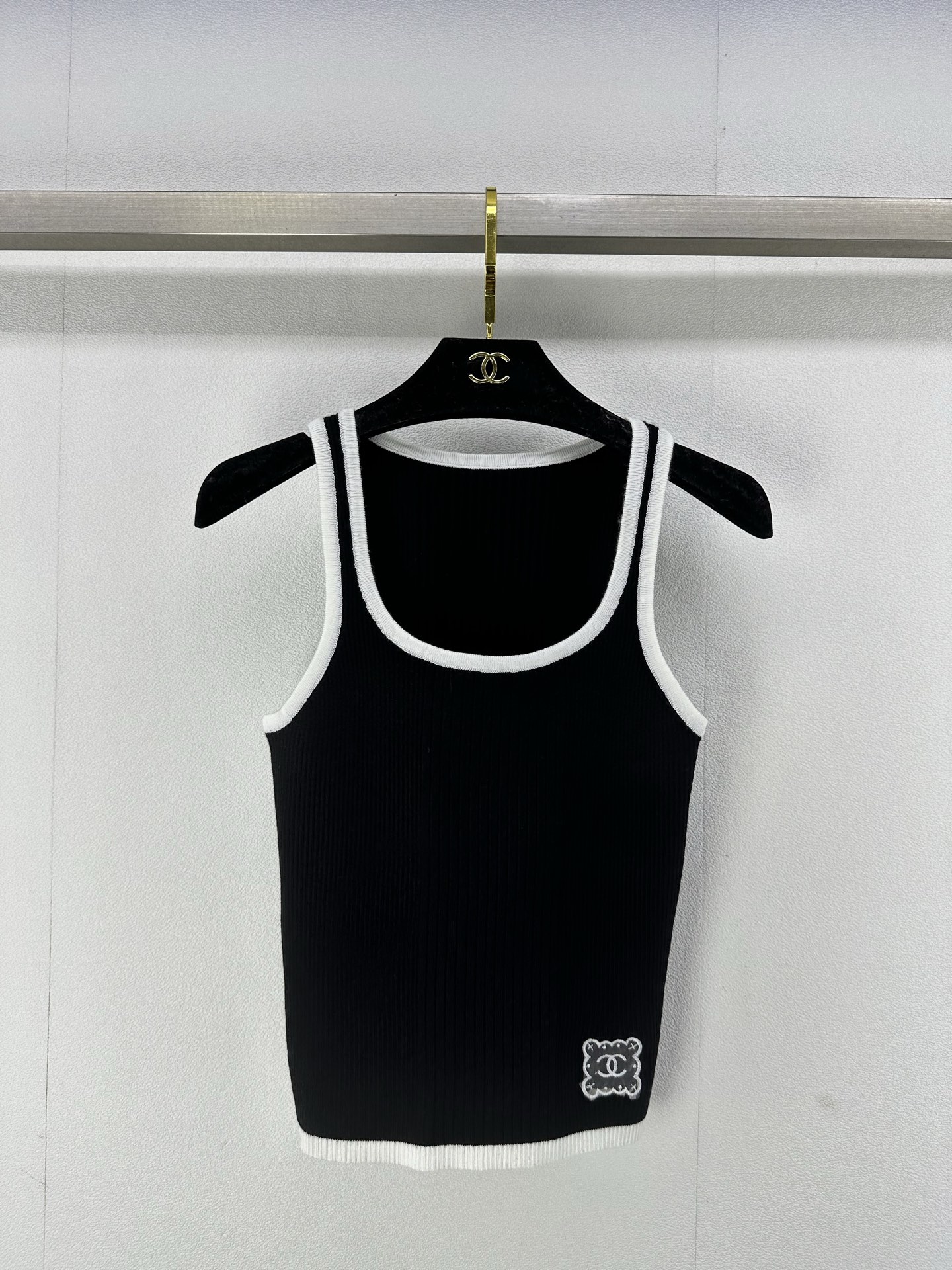 NO:323638,Chane* new details 25 spring and summer new knitted vest contrasting color edging design classic double C letter logo shut-up lace embellishment simple and fashionable daily versatile 2 colors 3 codes SML, chanel, alexander wang19860909Chane*上新细节 25 春夏新款针织背心 撞色包边设计 下摆经典双c字母logo闭嘴蕾丝点缀 简约时髦日常百搭 2色3码SML,,chanel,alexander wang,Women's clothing