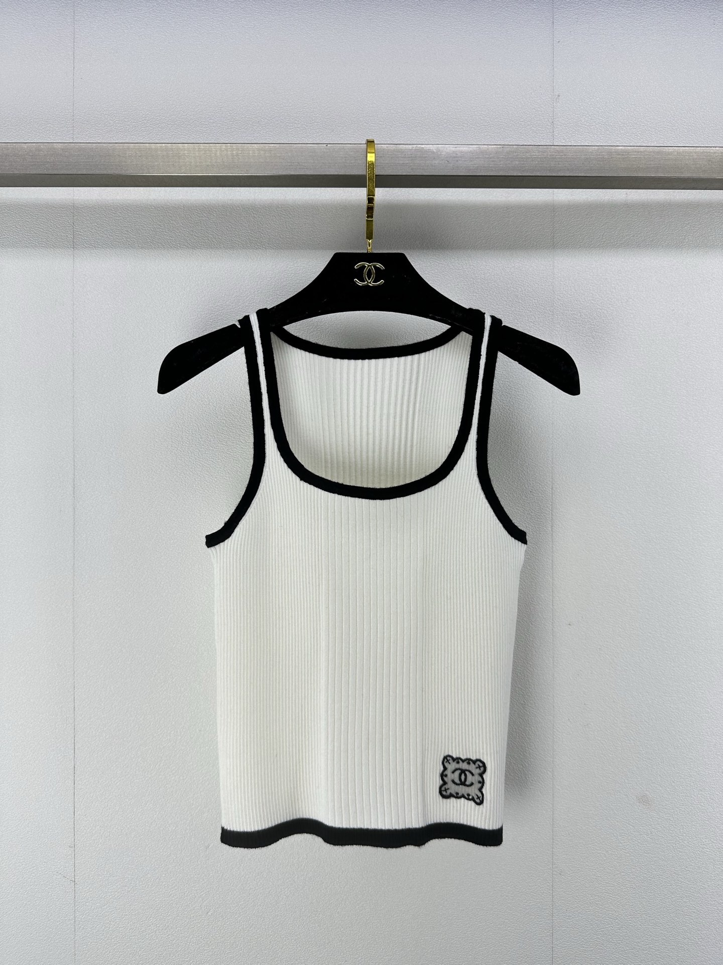 NO:323642,Chane* new details 25 spring and summer new knitted vest contrasting color edging design classic double C letter logo shut-up lace embellishment simple and fashionable daily versatile 2 colors 3 codes SML, chanel, alexander wang19860909Chane*上新细节 25 春夏新款针织背心 撞色包边设计 下摆经典双c字母logo闭嘴蕾丝点缀 简约时髦日常百搭 2色3码SML,,chanel,alexander wang,Women's clothing