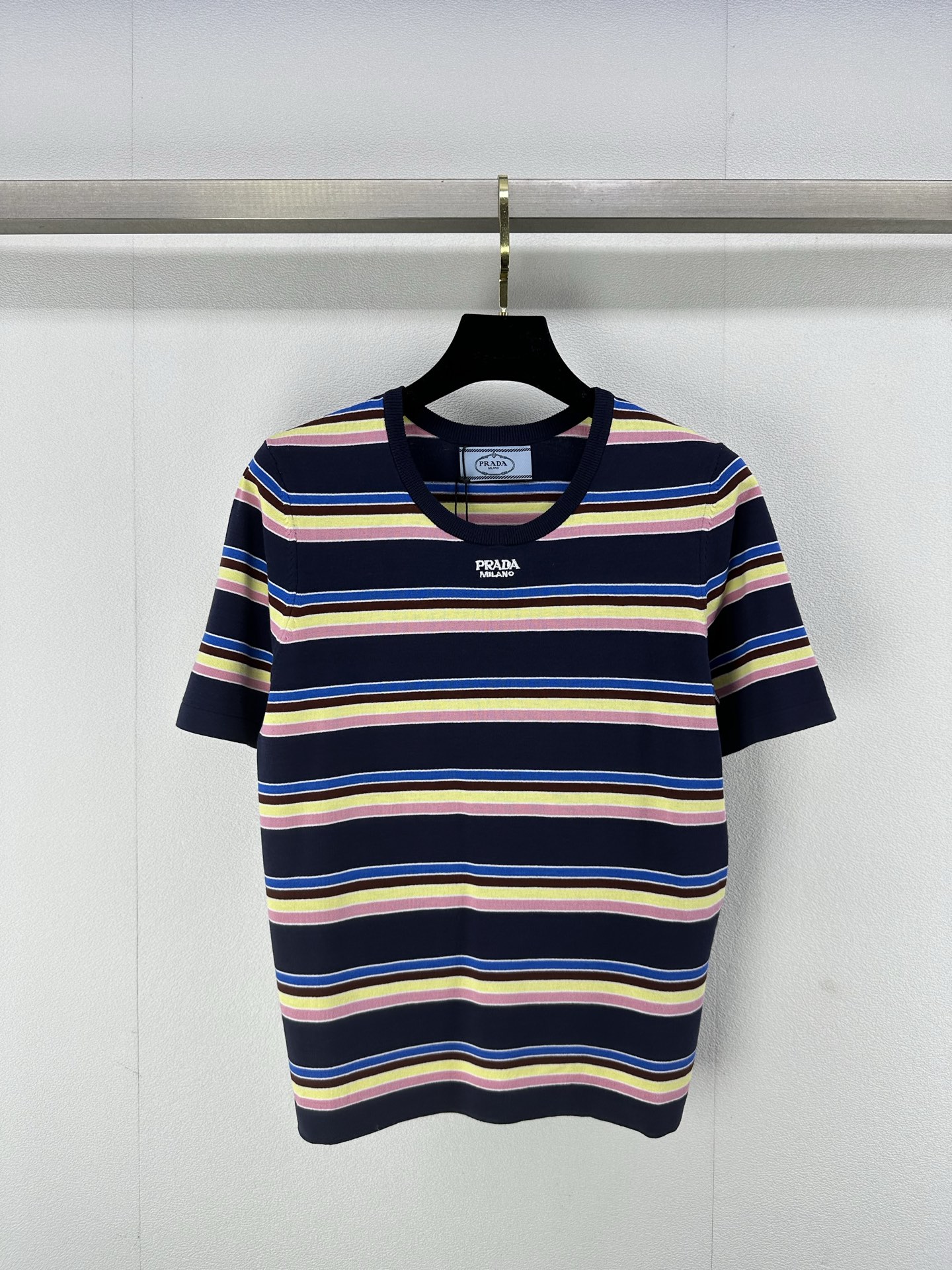 NO:323654,Prad* New details 25 Early spring new color striped knitted short sleeves Positioned embroidered logo temperament round neck design fashionable and elegant!  The classic style is not picky about people and looks slim and versatile!  1 color 3 code SML, prada, T-shirt, alexander wang19860909Prad* 上新细节 25 早春新款彩色条纹针织短袖 定位刺绣logo气质圆领设计 时髦优雅！经典版型不挑人上身显瘦又百搭！ 1色3码SML,,prada,T-shirt,alexander wang,Women's clothing