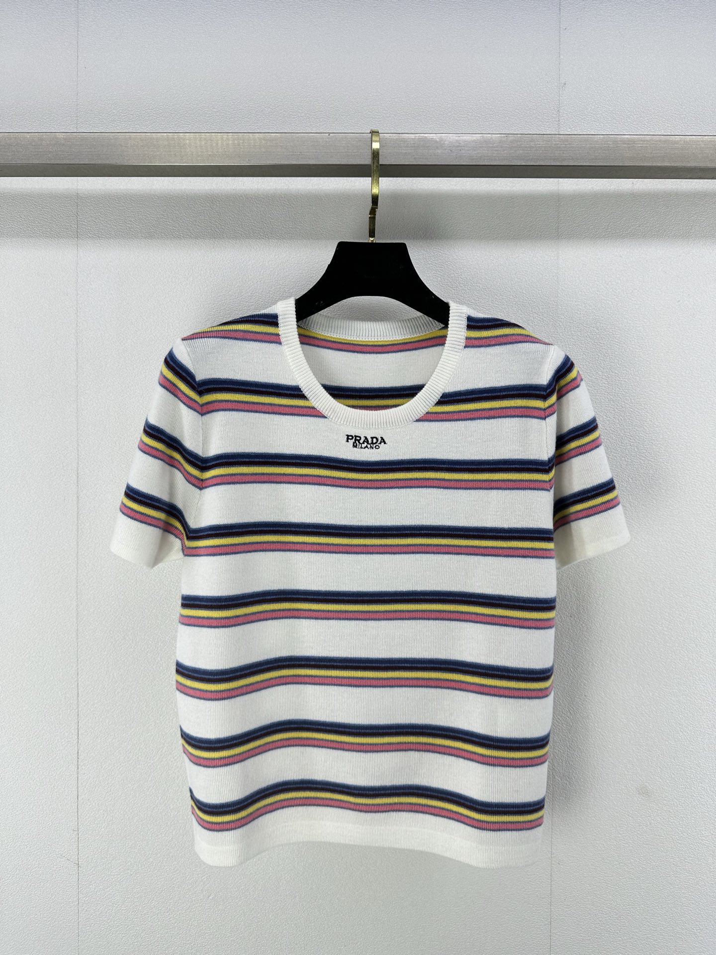 NO:324247,Prad* New details 25 Spring and summer new knitted striped short sleeves Short sleeves Contrast striped splicing design Classic brand letter logo embroidery embellishment essential summer dopamine outfits High-end fashionable and versatile 2 colors 3 codes SML, prada, T-shirt, alexander wang19860909Prad* 上新细节 25 春夏新款针织条纹短袖短袖 撞色条纹拼接设计 经典品牌字母logo刺绣点缀 夏日多巴胺穿搭必备 高级时髦百搭 2色3码SML,,prada,T-shirt,alexander wang,Women's clothing