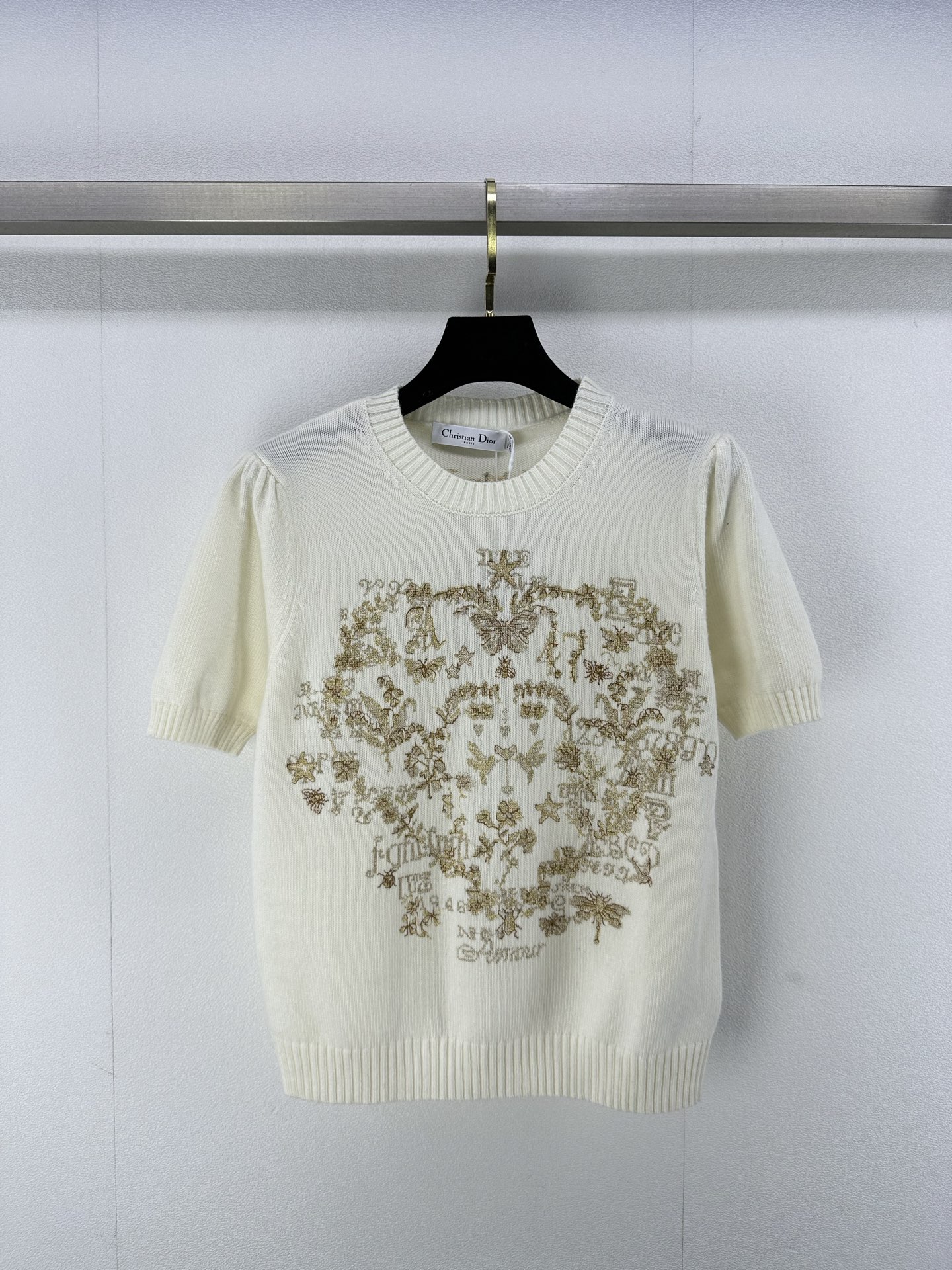 NO:324234,Dio* New Details 25 Spring and Summer New Gold Wire Butterfly Embroidered Cashmere Short Sleeve!  The original imported cashmere yarn is of excellent quality!  Combining plants and animals with golden silk embroidery craftsmanship is super beautiful. Luxury high-end items, classic round neck versatile style, elegant and age-reducing girlish style 2 colors 3 codes SML, dior, T-shirt, alexander wang19860909Dio* 上新细节 25 春夏新款金丝蝴蝶刺绣羊绒短袖！原版进口羊绒纱线质量超赞！融合植物和动物金丝刺绣工艺超美.奢华高级单品,经典圆领百搭版型气质优雅减龄少女风 2色3码SML,,dior,T-shirt,alexander wang,Women's clothing