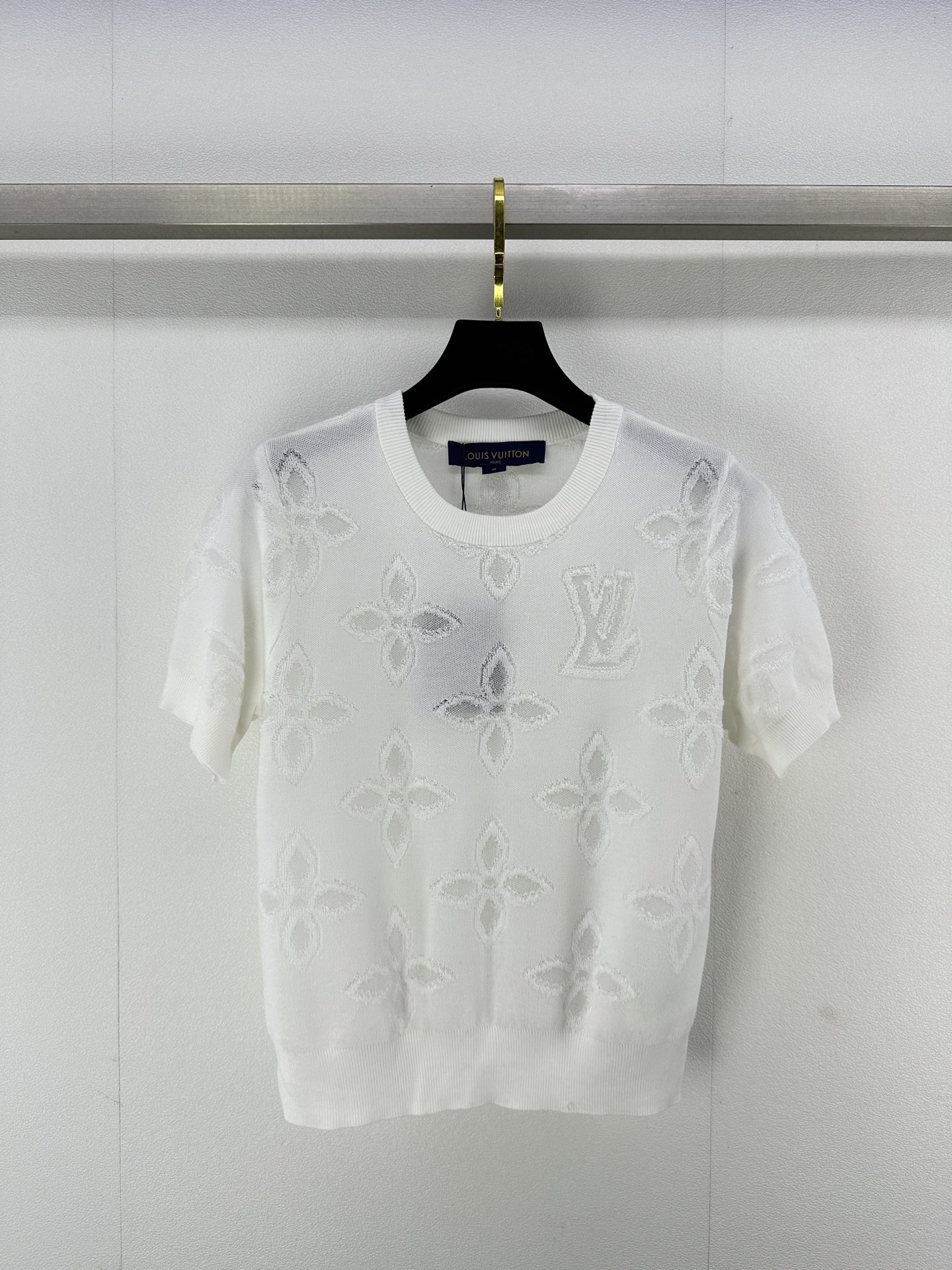 NO:324236,New details on LV* 25 new knitted jacquard round neck hollow short sleeves Classic letter logo geometric elements three-dimensional jacquard decoration high-end fashionable and versatile 3 colors 3 codes SML,,louis vuitton,T-shirt,alexander wang19860909LV*上新细节 25 新款针织提花圆领镂空短袖 经典字母logo几何元素立体提花装饰 高级时髦百搭 3色3码SML,,louis vuitton,T-shirt,alexander wang,Women's clothing