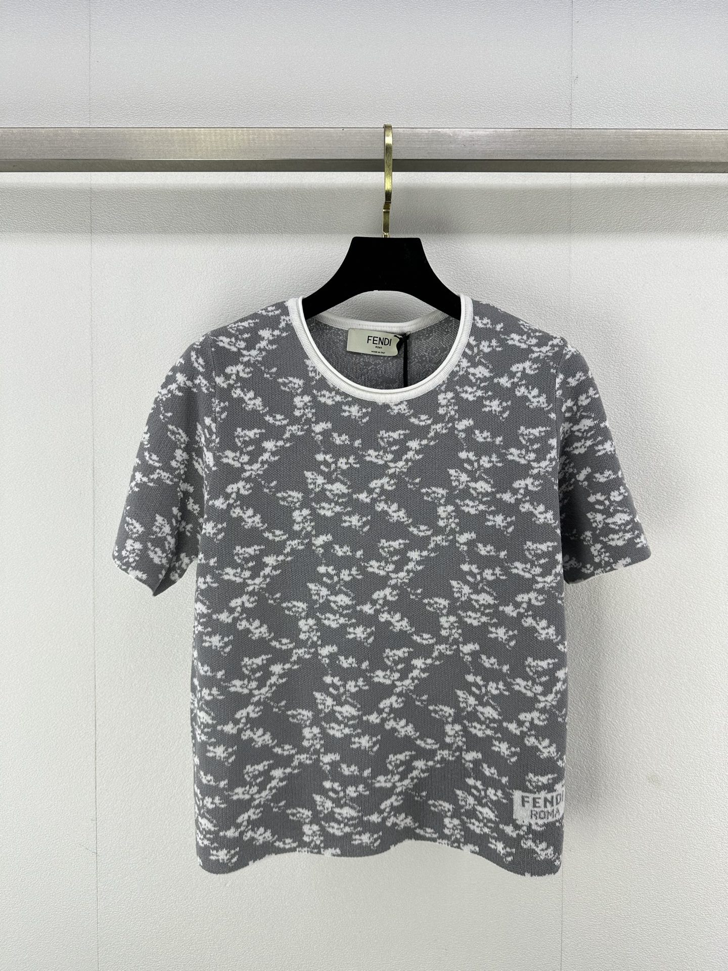 NO:324233,Fend* new details 25 Spring and summer new floral jacquard short-sleeved, round neck knitted design, hem jacquard design is simple but luxurious, short-sleeved tailoring is refreshing and pleasant, showing elegant style 3 colors and 3 codes SML, fendi, T-shirt, alexander wang19860909Fend*上新细节 25 春夏新款花卉提花短袖,圆领针织设计,下摆提花设计简约而不失奢华,短袖剪裁清爽宜人,尽显优雅风范 3色3码SML,,fendi,T-shirt,alexander wang,Women's clothing