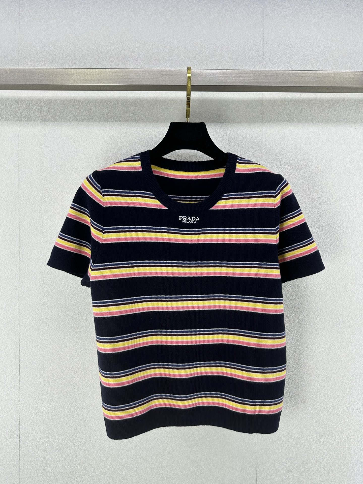 NO:324241,Prad* New details 25 Spring and summer new knitted striped short sleeves Short sleeves Contrast striped splicing design Classic brand letter logo embroidery embellishment essential summer dopamine outfits High-end fashionable and versatile 2 colors 3 codes SML, prada, T-shirt, alexander wang19860909Prad* 上新细节 25 春夏新款针织条纹短袖短袖 撞色条纹拼接设计 经典品牌字母logo刺绣点缀 夏日多巴胺穿搭必备 高级时髦百搭 2色3码SML,,prada,T-shirt,alexander wang,Women's clothing