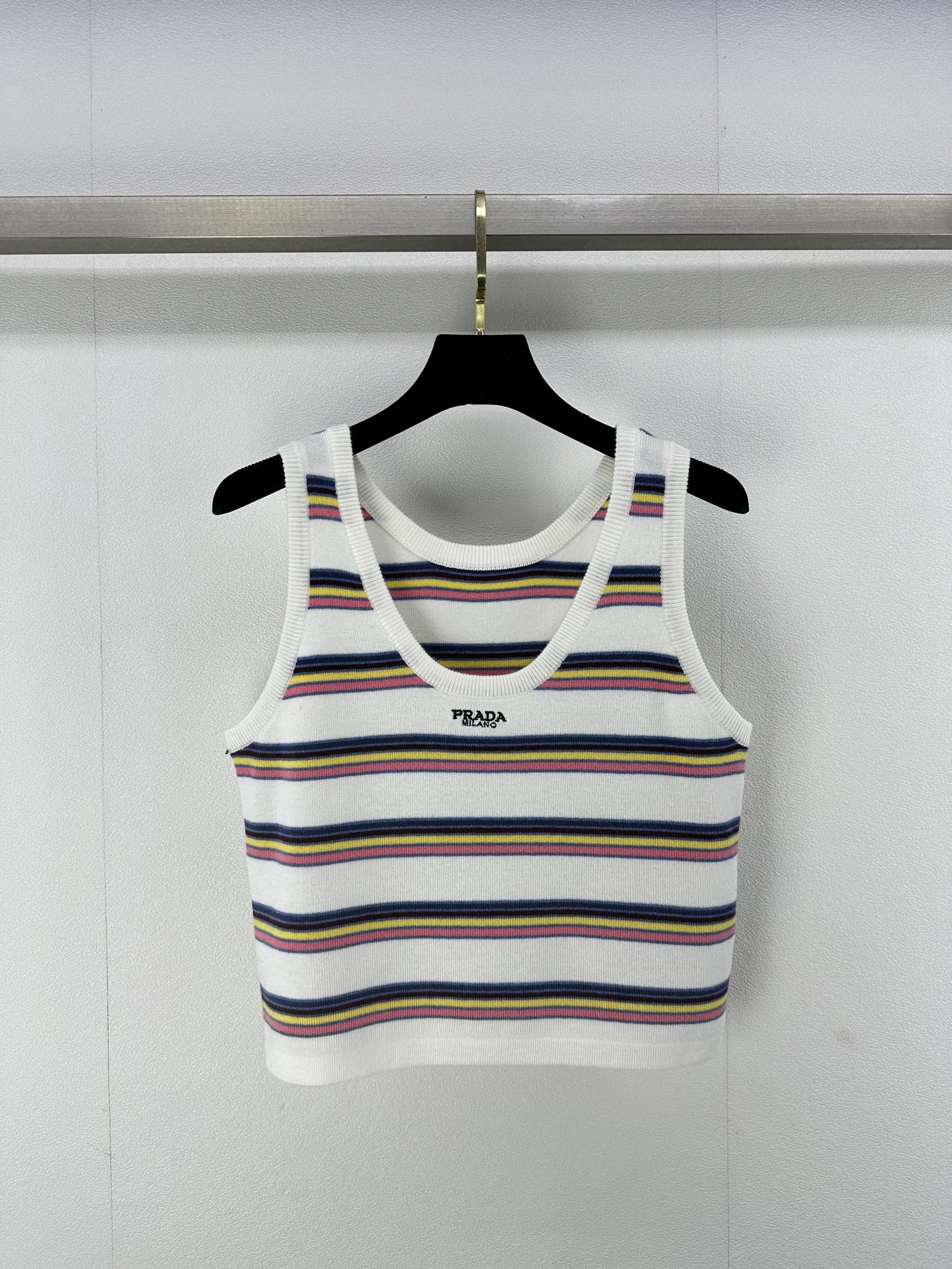 NO:324253,New details on Prad* 25 new knitted striped vest contrasting striped splicing design classic brand letter logo embroidery exquisite high-end fashionable and versatile 2 colors 3 codes SML, prada, alexander wang19860909Prad*上新细节 25 新款针织条纹背心 撞色条纹拼接设计 经典品牌字母logo刺绣点缀 精致高级时髦百搭 2色3码SML,,prada,alexander wang,Women's clothing