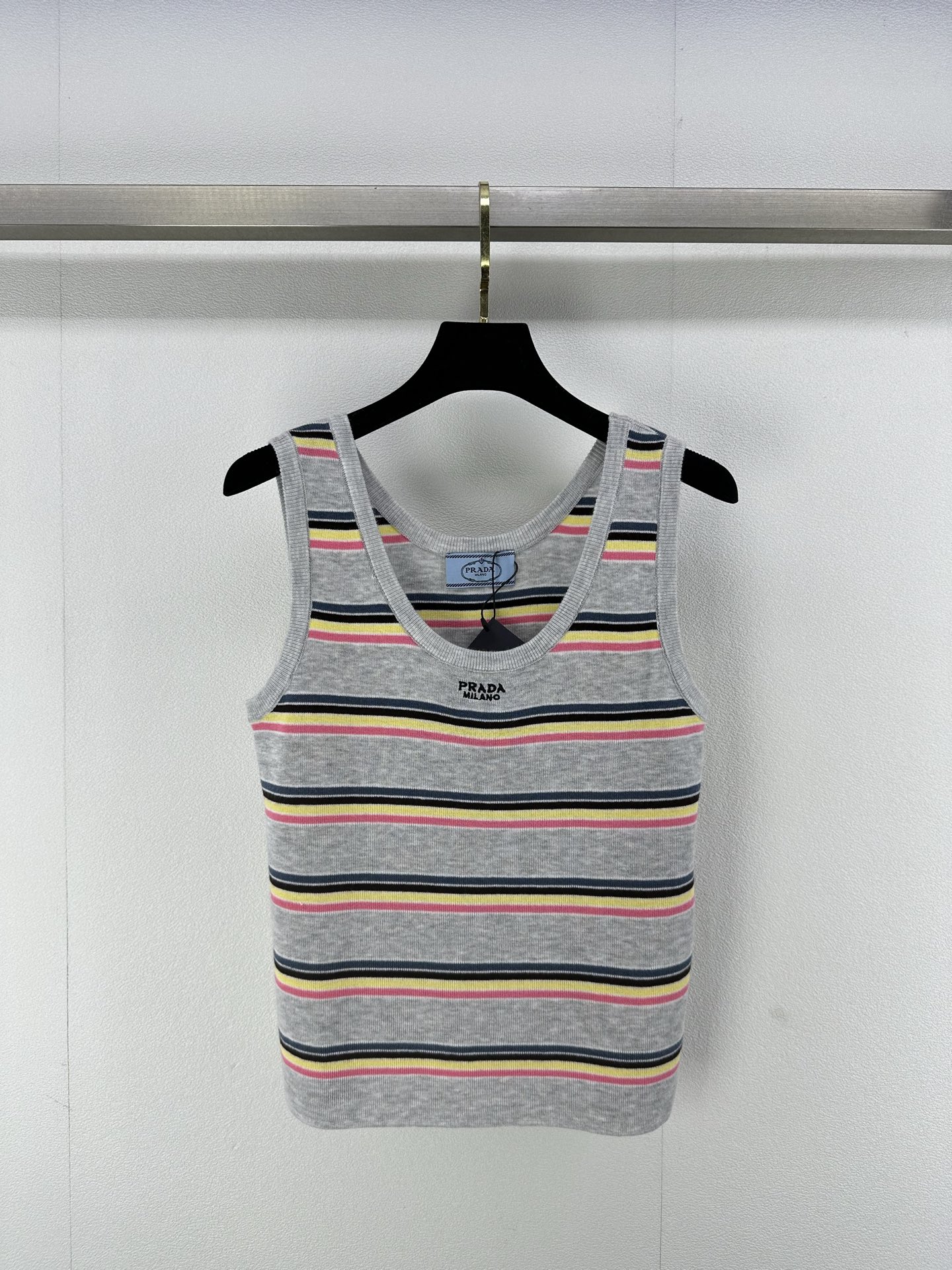 NO:324221,New details on Prad* 25 new knitted U-neck vest, contrasting striped splicing design, classic brand letter logo embroidery embellishment, exquisite, high-end, fashionable and versatile 3 colors and 3 codes SML, prada, alexander wang19860909Prad*上新细节 25 新款针织U领背心 撞色条纹拼接设计 经典品牌字母logo刺绣点缀 精致高级时髦百搭 3色3码SML,,prada,alexander wang,Women's clothing