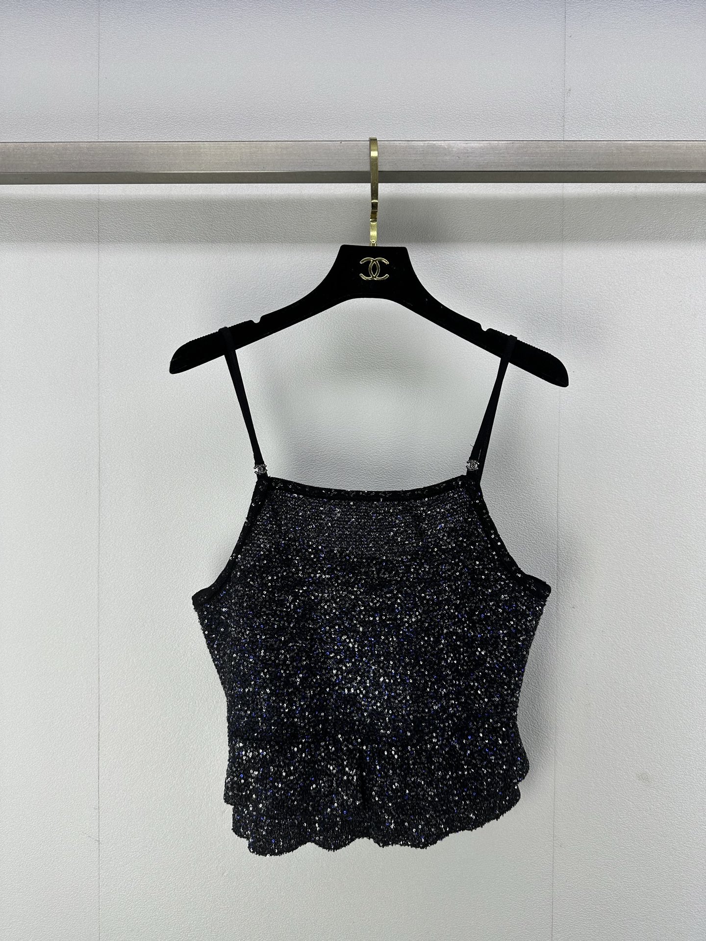 NO:325337,Chane* new details 25 spring and summer new sequin suspenders woven in high-end fabrics with shiny sequins, star-like bulingbuling side zipper lotus leaf design to make you look slim and full of fragrance 3 colors 3 codes SML, chanel, alexander wang19860909Chane*上新细节 25 春夏新款亮片吊带 高定面料织制 饰有闪亮的亮片 满天星一样bulingbuling的 侧拉链荷叶设计显瘦 小香风满满 3色3码SML,,chanel,alexander wang,Women's clothing