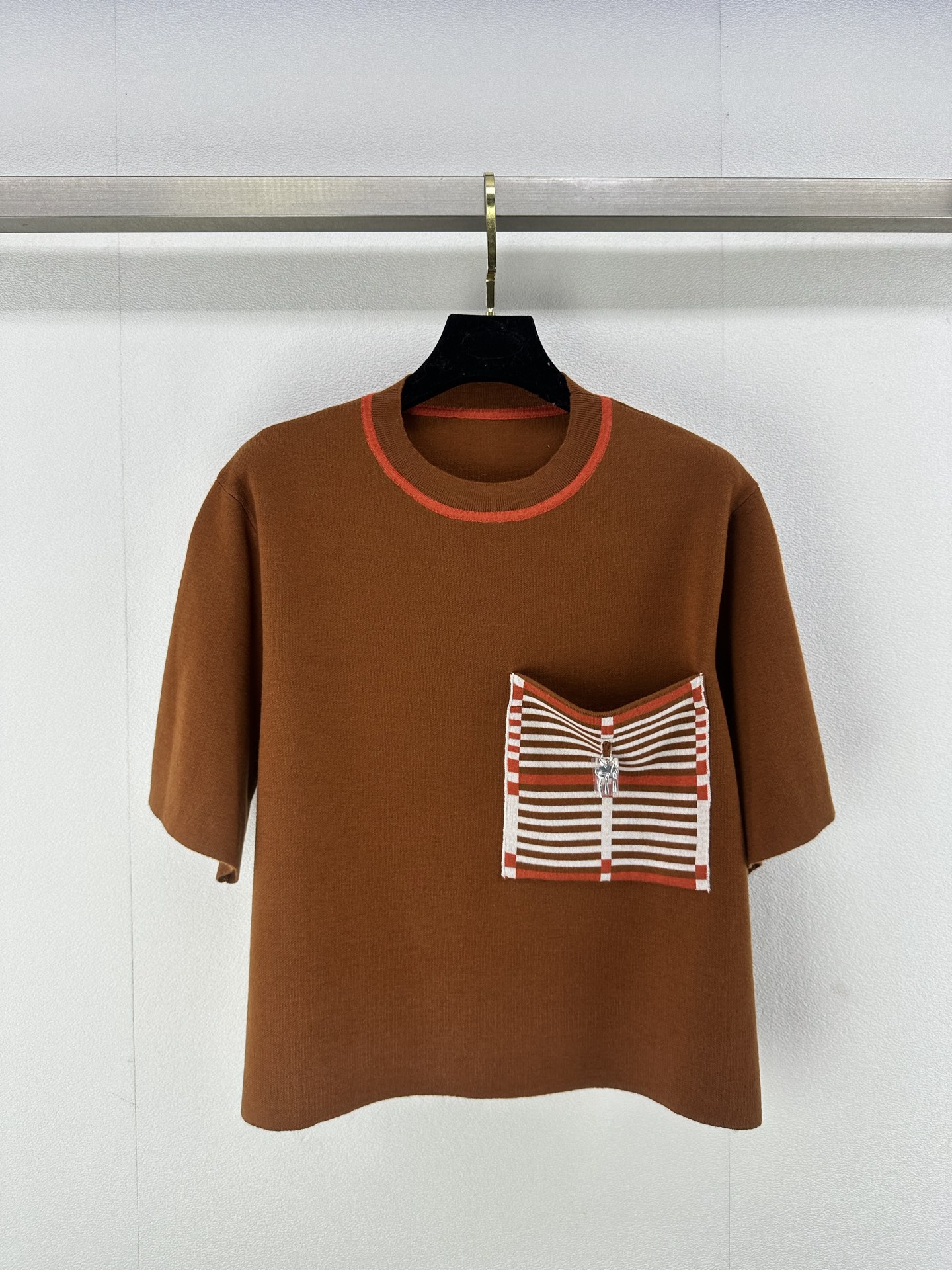 NO:324226,Herme* New details 25 Spring and summer new contrasting pocket knitted short sleeves 1:1 pattern of chest keys Temperament brown color skin color Fabric soft and comfortable 1 color 3 size SML, hermes, T-shirt, alexander wang19860909Herme* 上新细节 25 春夏新款撞色口袋针织短袖 1:1 胸前钥匙的图案 气质棕颜色衬肤色 面料柔软舒适 1色3码SML,,hermes,T-shirt,alexander wang,Women's clothing