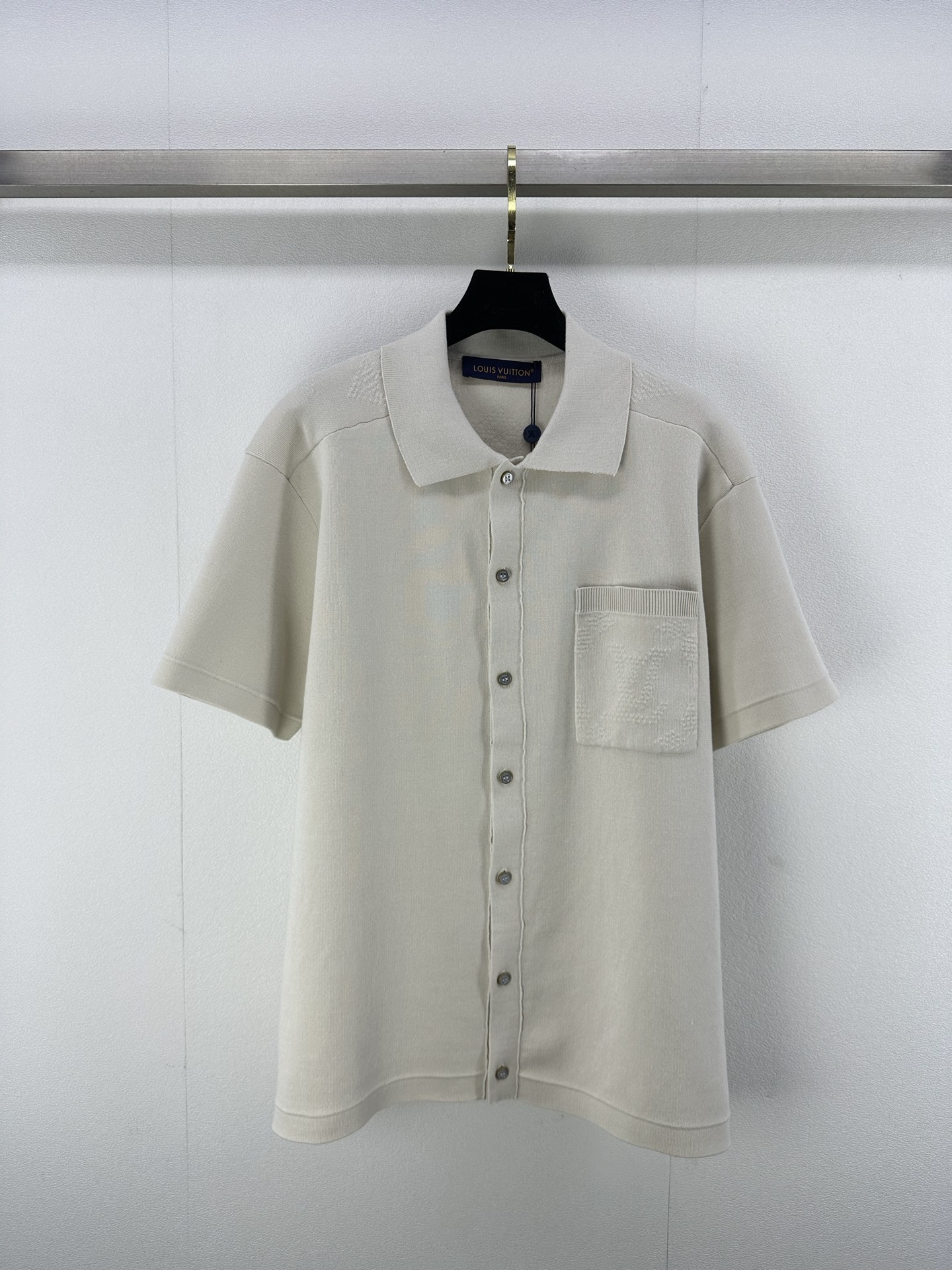 NO:324228,New details on Lv* 25 Spring and summer new MONOGRAM lapel short sleeves Wool blend knitted fabric Jacquard knitted process presents three-dimensional brand logo pattern polo neckline button closure rib cuffs and hem Same as men and women 1 color 3 size SML,,louis vuitton,T-shirt,alexander wang19860909Lv*上新细节 25 春夏新款MONOGRAM翻领短袖 羊毛混纺针织面料 提花针织工艺呈现立体品牌标识图案 polo领口 纽扣开合 罗纹袖口与下摆 男女同款 1色3码SML,,louis vuitton,T-shirt,alexander wang,Women's clothing