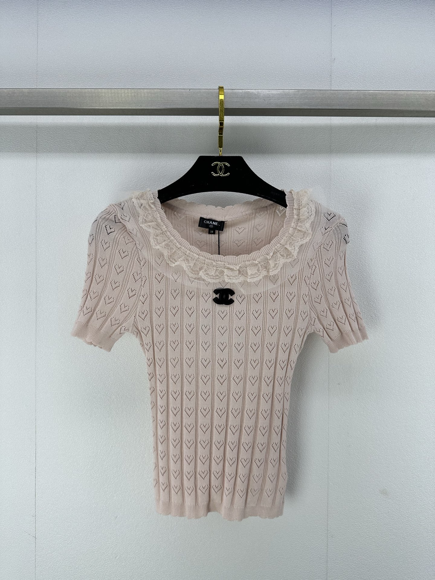 NO:324227,CHAN*L New Details 25 Spring and Summer Newest Round Neck Love Hollow Knitted Short Sleeves!  Hollow love design concept!  Lace collar is full of temperament in daily outfits, and the imported yarn texture is super comfortable!  Age-reducing and advanced 4 color 3 code SML, chanel, T-shirt, alexander wang19860909CHAN*L 上新细节 25 春夏最新圆领爱心镂空针织短袖！镂空爱心设计理念！蕾丝领边 日常穿搭满满的气质感,进口纱线质感超舒适！减龄又高级 4色3码SML,,chanel,T-shirt,alexander wang,Women's clothing