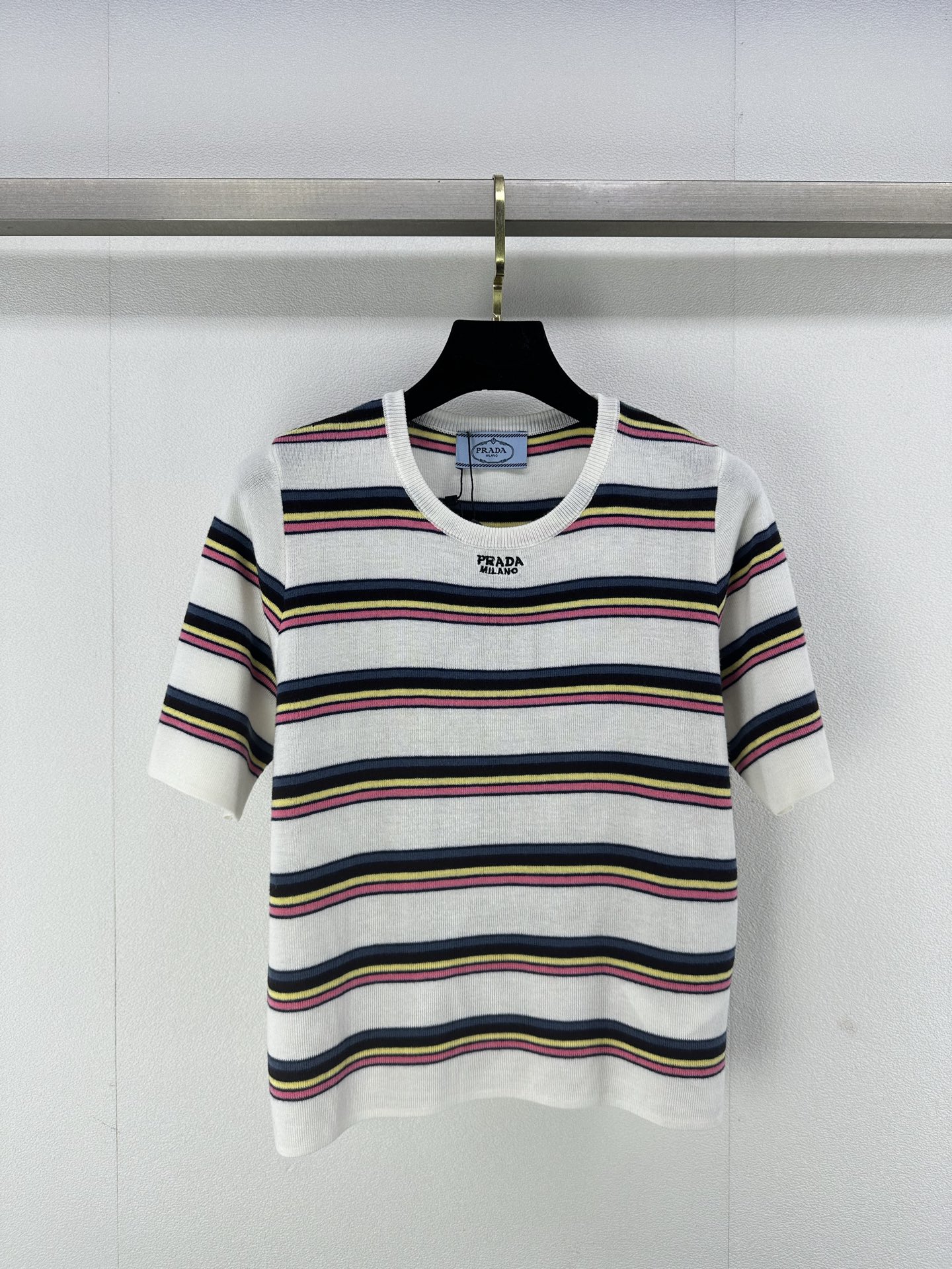 NO:325307,Prad* New details 25 Spring and summer new knitted round neck short sleeves Contrast striped splicing design Classic brand letter logo embroidery embellishment essential summer dopamine outfits High-end fashionable and versatile 3 colors 3 codes SML, prada, T-shirt, alexander wang19860909Prad* 上新细节 25 春夏新款针织圆领短袖 撞色条纹拼接设计 经典品牌字母logo刺绣点缀 夏日多巴胺穿搭必备 高级时髦百搭 3色3码SML,,prada,T-shirt,alexander wang,Women's clothing
