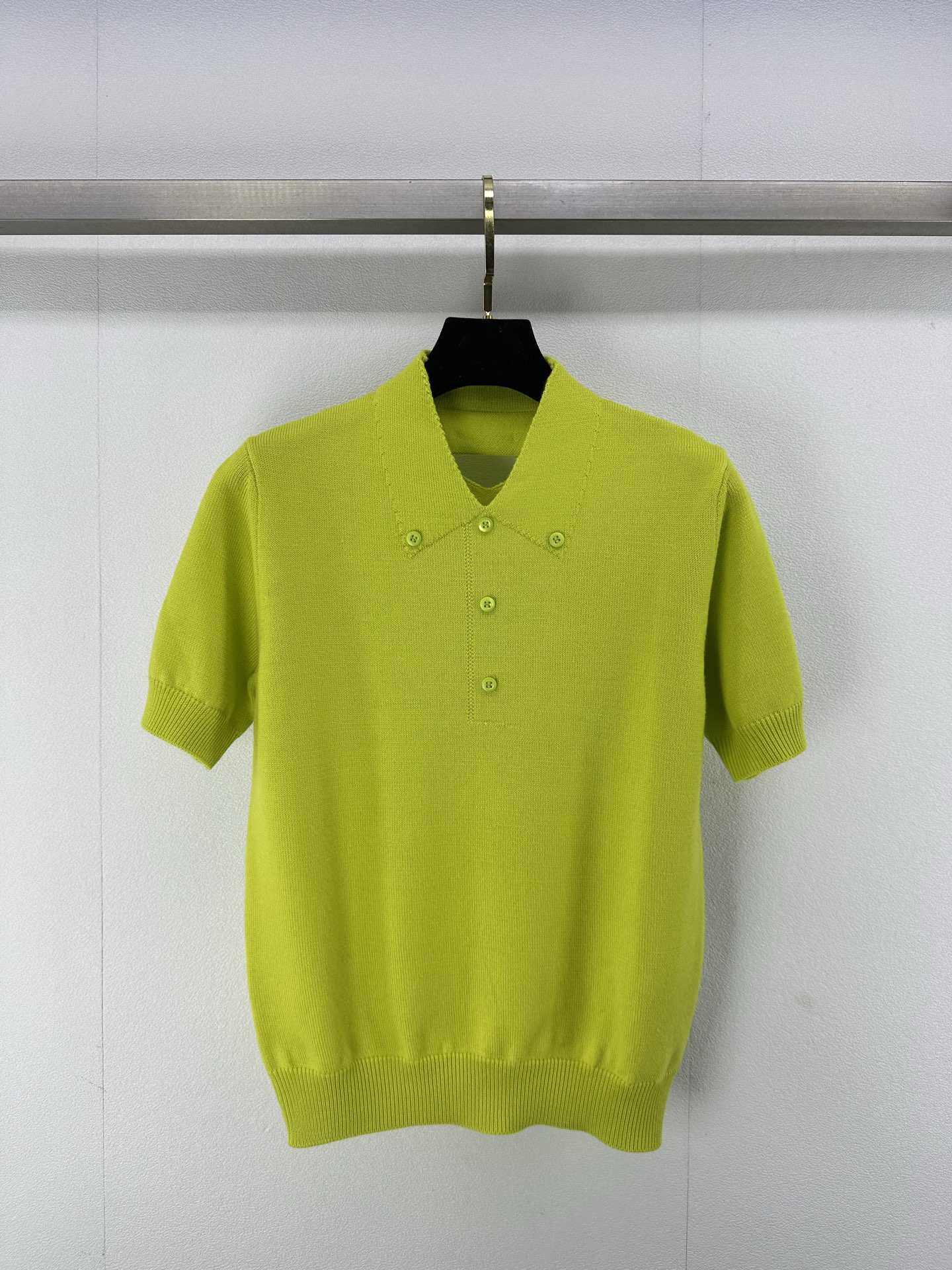 NO:324783,New details on Prad* 25 New fake lapel short sleeves in early spring 1:1 Customized yarn weaving of dyed wool Avocado green super white skin, breathable and comfortable, light and elastic, back hollow triangle, letter logo product, knitted tailoring technique, body shape, elastic and comfortable, full of style, 1 color 3 codes SML,,prada, T-shirt,alexander wang19860909Prad*上新细节 25 早春新款假翻领短袖 1:1 定制定染羊毛的纱线织造 牛油果绿超显白 贴肤透气舒适 轻薄弹力 后背镂空三角 字母徽标品 针织的剪裁手法 修饰身形 弹力舒适 洋气十足 1色3码SML,,prada,T-shirt,alexander wang,Women's clothing