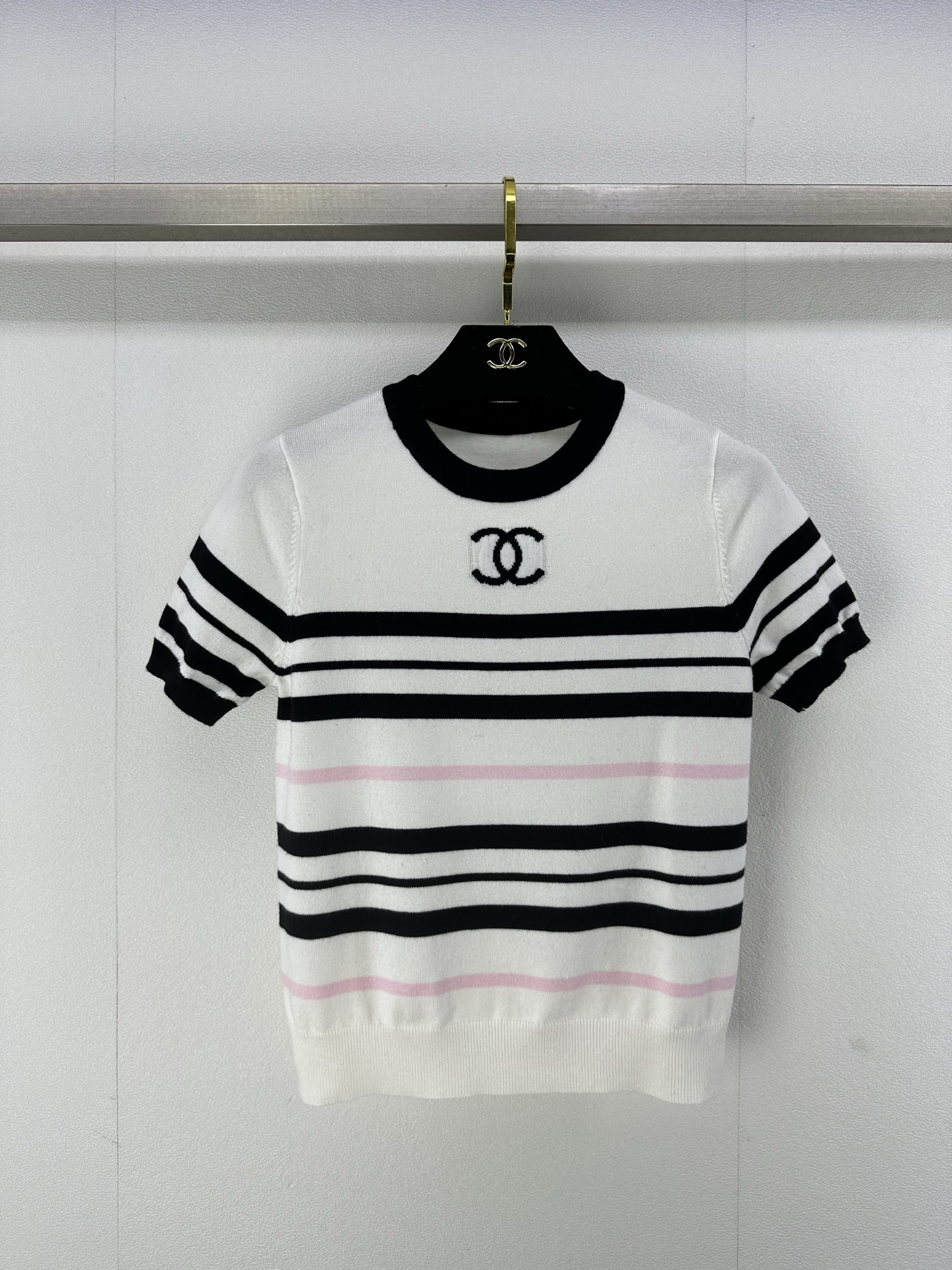 NO:325313,Chane* new details 25 spring and summer new knitted round neck short sleeves classic contrasting striped splicing design double c letter logo jacquard decoration simple and fashionable daily versatile 2 colors 3 codes SML, chanel, T-shirt, alexander wang19860909Chane*上新细节 25 春夏新款针织圆领短袖 经典撞色条纹拼接设计 双c字母logo提花装饰 简约时髦日常百搭 2色3码SML,,chanel,T-shirt,alexander wang,Women's clothing
