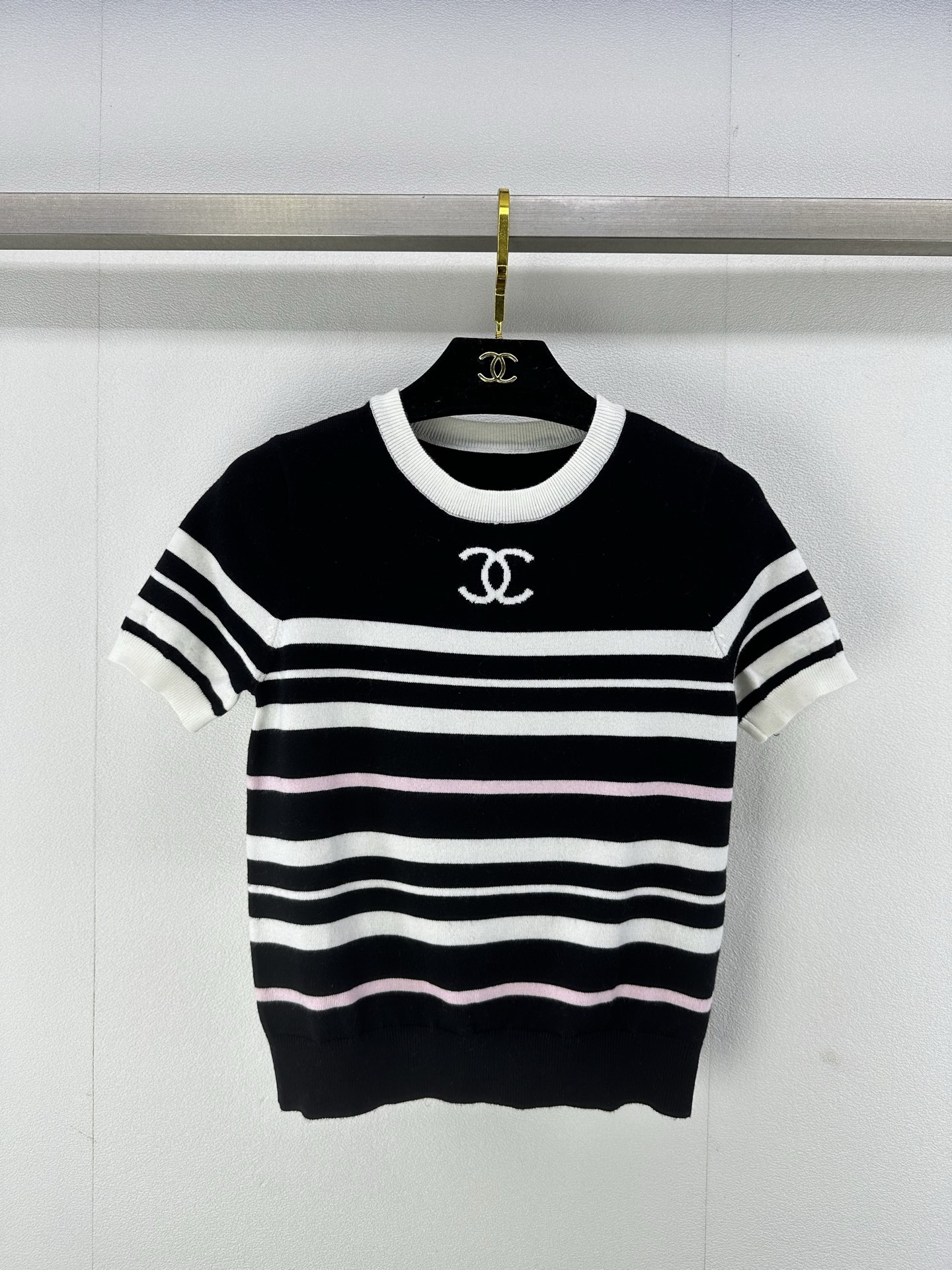 NO:325321,Chane* new details 25 spring and summer new knitted round neck short sleeves classic contrasting striped splicing design double c letter logo jacquard decoration simple and fashionable daily versatile 2 colors 3 codes SML, chanel, T-shirt, alexander wang19860909Chane*上新细节 25 春夏新款针织圆领短袖 经典撞色条纹拼接设计 双c字母logo提花装饰 简约时髦日常百搭 2色3码SML,,chanel,T-shirt,alexander wang,Women's clothing