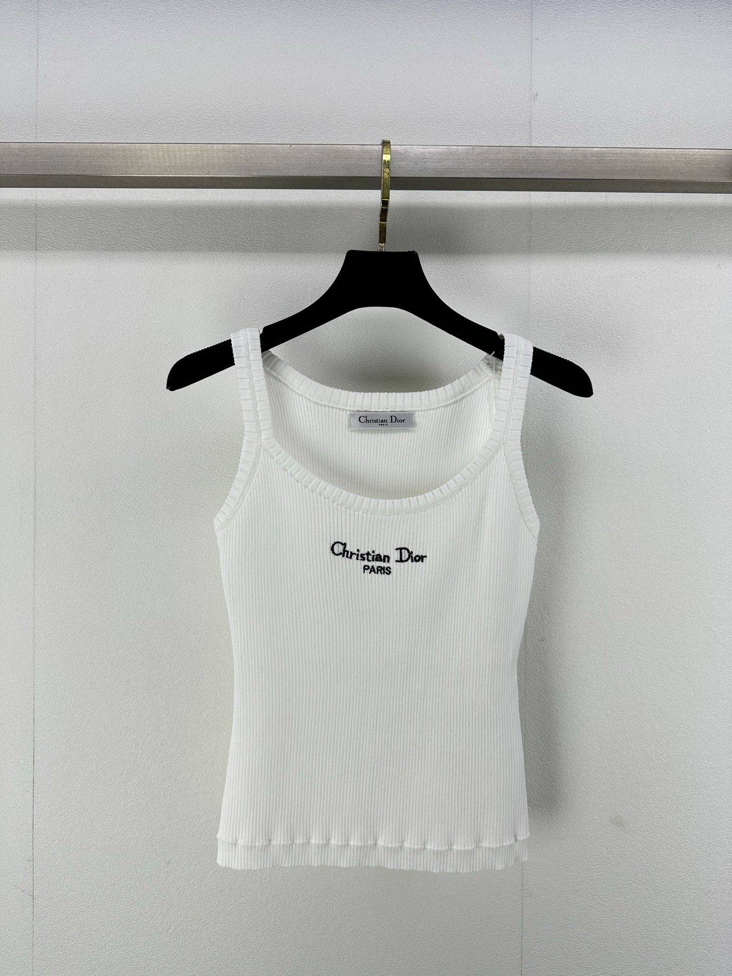 NO:325330,Dio* new details 25 spring and summer new embroidered letter vest, simple and fashionable, exquisite embroidery highlights the charm of the brand, versatile styles can easily control various styles 2 colors 3 codes SML, dior, alexander wang19860909Dio*上新细节 25 春夏新款刺绣字母背心,简约时尚,精致刺绣彰显品牌魅力,百搭款式轻松驾驭各种风格 2色3码SML,,dior,alexander wang,Women's clothing