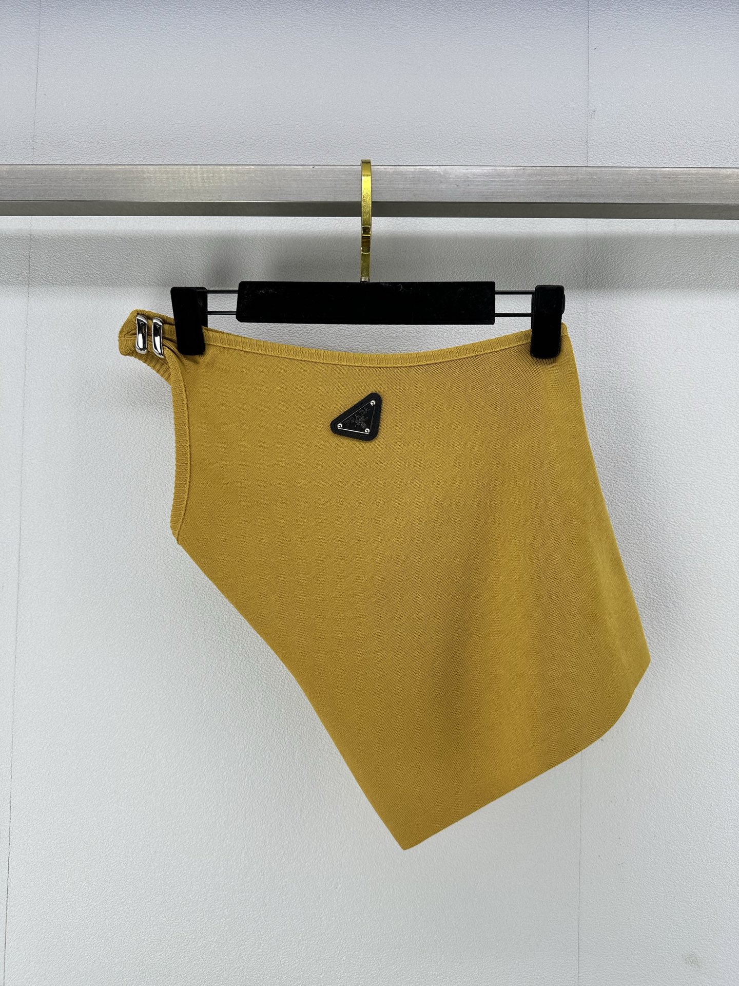 NO:325323,New details on Prad* 25 Spring and summer new off-shoulder asymmetric knitted one-shoulder suspender vest Positioning triangle logo Spiral metal jewelry Female hot girl off-shoulder slim fit irregular versatile temperament 3 colors 3 size SML, prada, alexander wang19860909Prad*上新细节 25 春夏新款斜肩不对称针织单肩吊带背心 定位三角徽标 螺旋金属饰品 女辣妹露肩修身内搭不规则 百搭气质 3色3码SML,,prada,alexander wang,Women's clothing