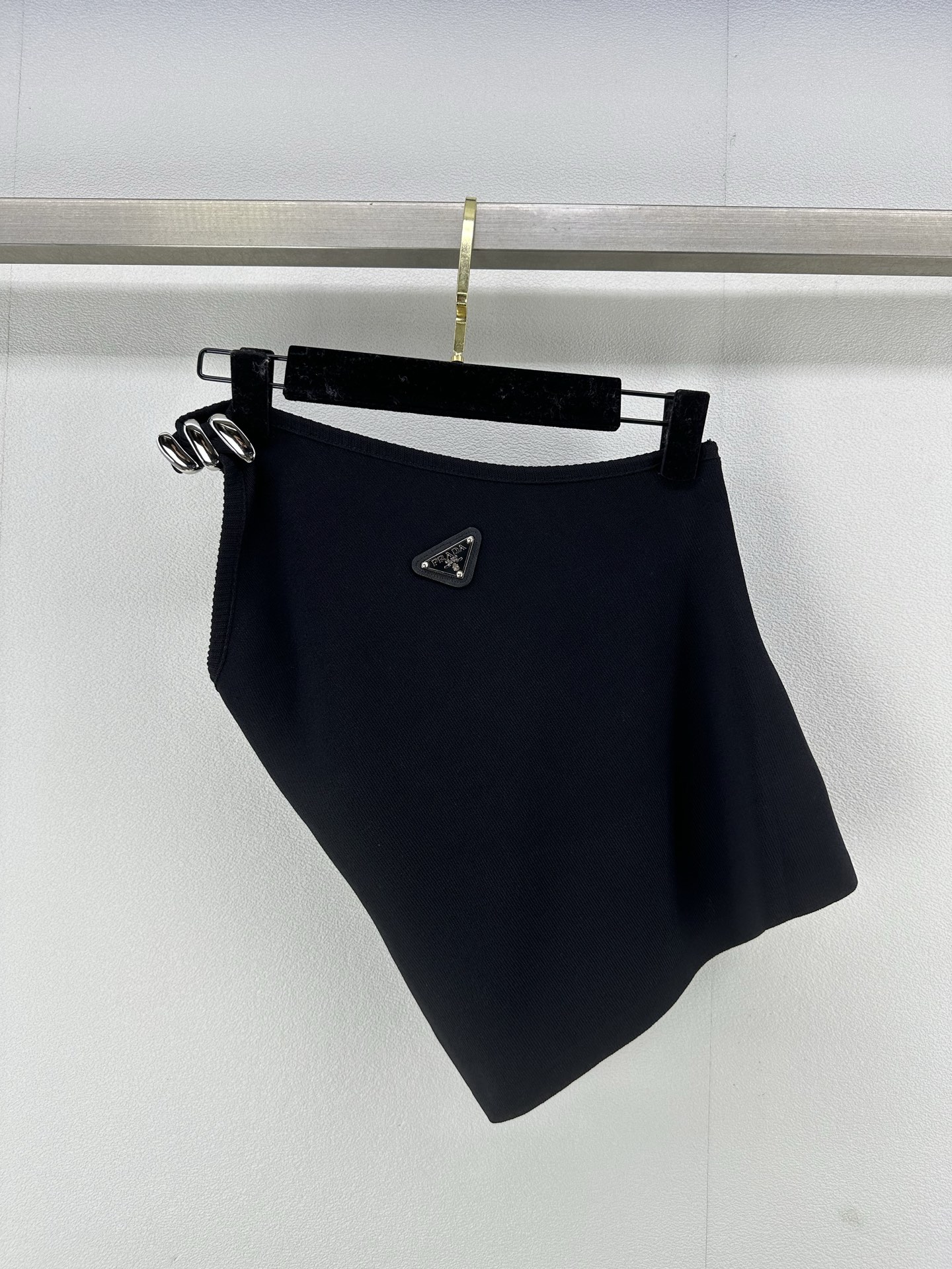 NO:325329,New details on Prad* 25 Spring and summer new off-shoulder asymmetric knitted one-shoulder suspender vest Positioning triangle logo Spiral metal jewelry Female hot girl off-shoulder slim fit irregular versatile temperament 3 colors 3 size SML, prada, alexander wang19860909Prad*上新细节 25 春夏新款斜肩不对称针织单肩吊带背心 定位三角徽标 螺旋金属饰品 女辣妹露肩修身内搭不规则 百搭气质 3色3码SML,,prada,alexander wang,Women's clothing