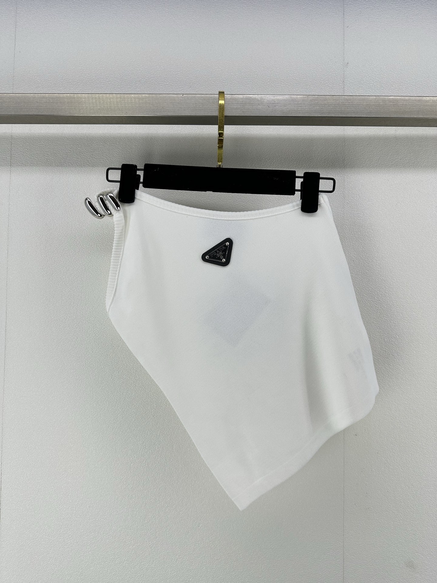 NO:325335,New details on Prad* 25 Spring and summer new off-shoulder asymmetric knitted one-shoulder suspender vest Positioning triangle logo Spiral metal jewelry Female hot girl off-shoulder slim fit irregular versatile temperament 3 colors 3 size SML, prada, alexander wang19860909Prad*上新细节 25 春夏新款斜肩不对称针织单肩吊带背心 定位三角徽标 螺旋金属饰品 女辣妹露肩修身内搭不规则 百搭气质 3色3码SML,,prada,alexander wang,Women's clothing