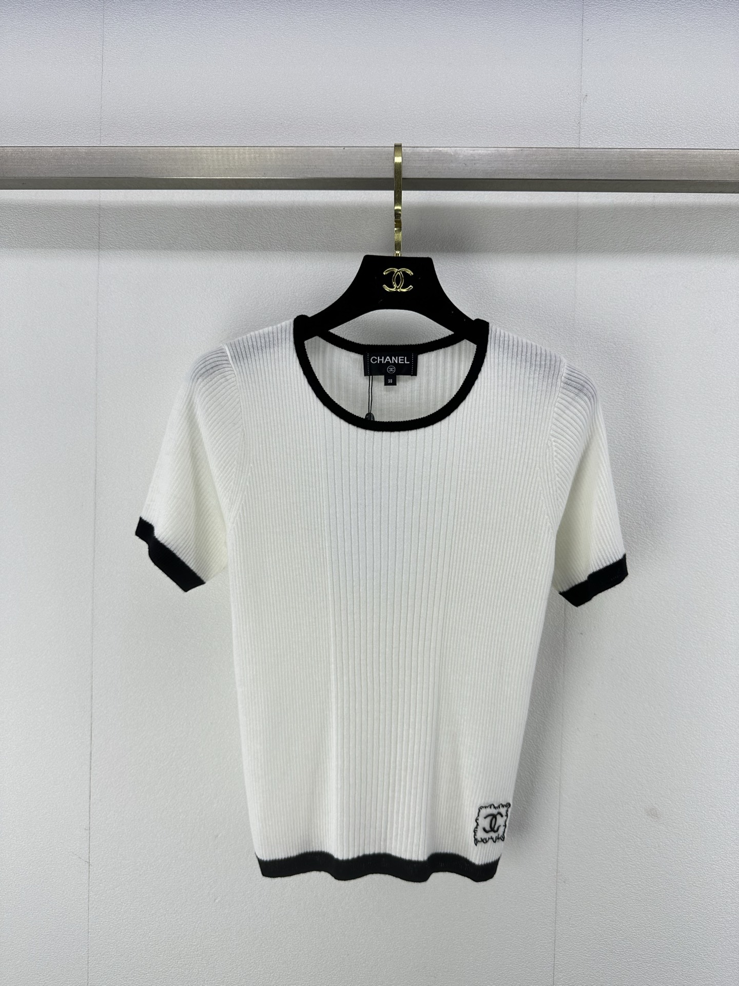 NO:324797,Chane* new details 25 spring and summer new knitted round neck short sleeves Contrast color edging design Hem classic double C letter logo lace embellishment Simple and fashionable daily versatile 2 colors 3 codes SML, chanel, T-shirt, alexander wang19860909Chane*上新细节 25 春夏新款针织圆领短袖 撞色包边设计 下摆经典双c字母logo蕾丝点缀 简约时髦日常百搭 2色3码SML,,chanel,T-shirt,alexander wang,Women's clothing