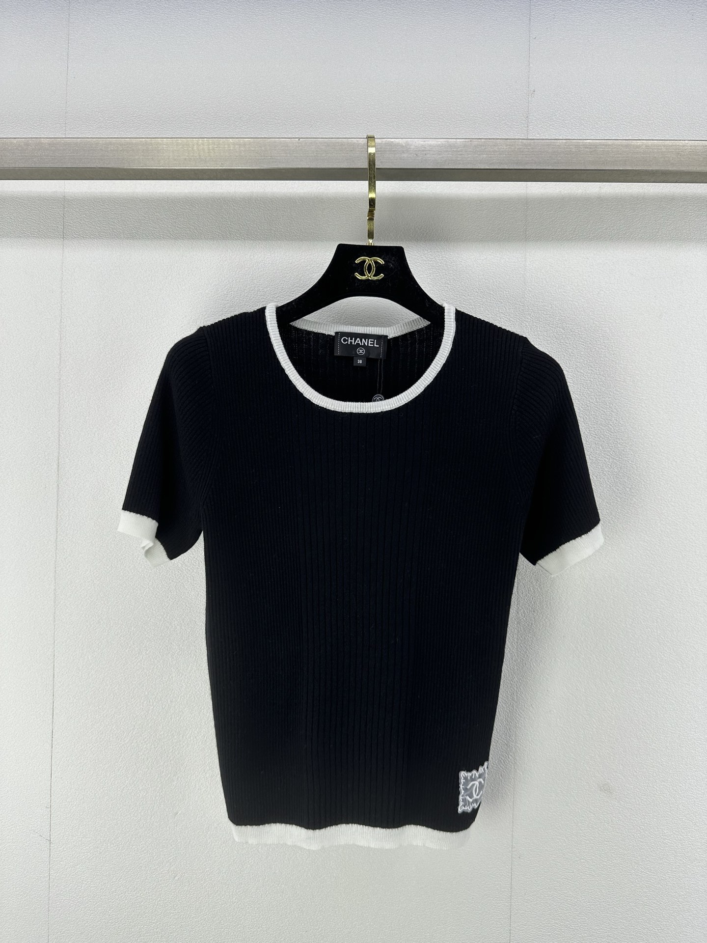 NO:324795,Chane* new details 25 spring and summer new knitted round neck short sleeves Contrast color edging design Hem classic double C letter logo shut-up lace embellishment Simple and fashionable daily versatile 2 colors 3 codes SML, chanel, T-shirt, alexander wang19860909Chane*上新细节 25 春夏新款针织圆领短袖 撞色包边设计 下摆经典双c字母logo闭嘴蕾丝点缀 简约时髦日常百搭 2色3码SML,,chanel,T-shirt,alexander wang,Women's clothing