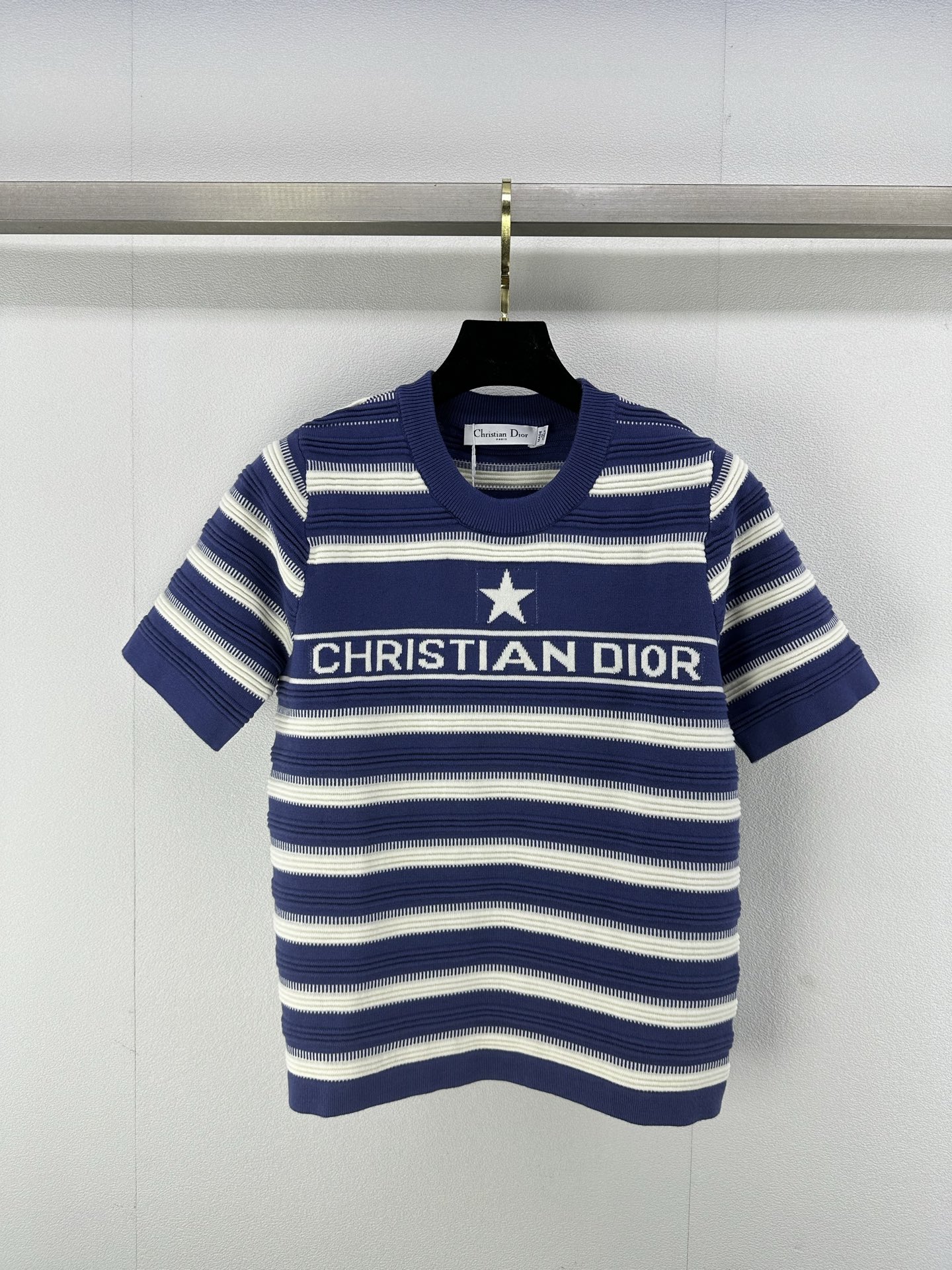 NO:325765,New details on Dio* 25 New knitted round neck short sleeves in early spring, striped splicing design in the middle color, brand letter logo jacquard decoration, slim fit and slim fit, simple and high-quality versatile 2 colors and 3 codes SML, dior, T-shirt, alexander wang19860909Dio*上新细节 25 早春新款针织圆领短袖 间色条纹拼接设计 品牌字母logo提花装饰 修身显瘦版型 简约高级百搭 2色3码SML,,dior,T-shirt,alexander wang,Women's clothing