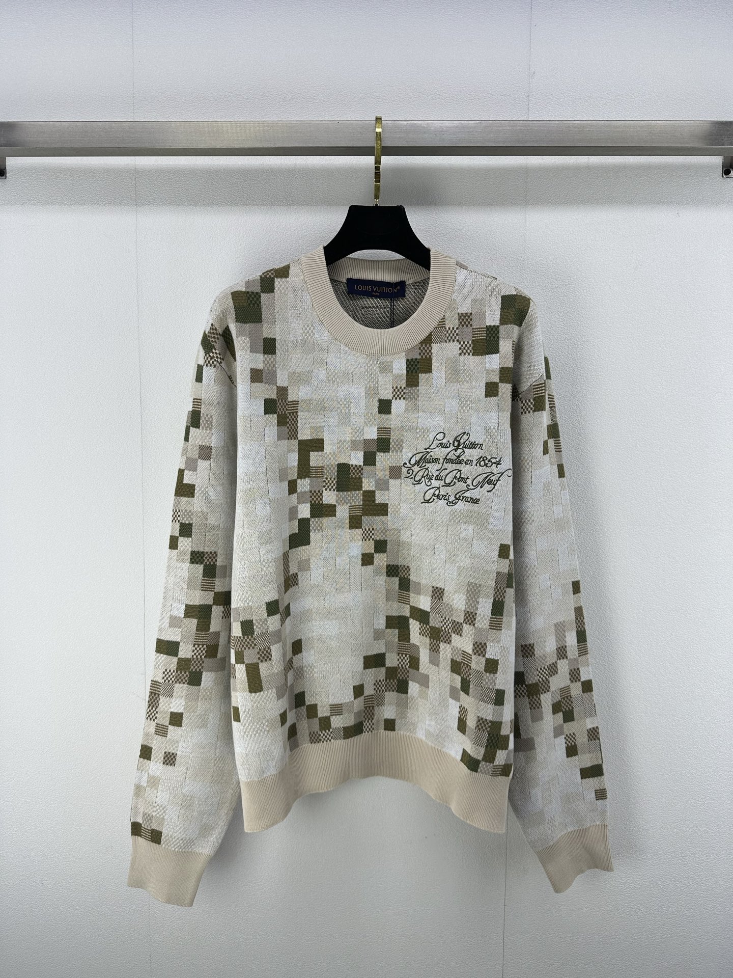 NO:325723,New details on Lv* 25 Spring and summer new contrasting round neck long sleeves 1:1 checkerboard design slim and high-end, chest logo logo, simple commuting daily 1 color 3 code SML,,louis vuitton,alexander wang19860909Lv*上新细节 25 春夏新款撞色圆领长袖 1:1 棋盘格设计 显瘦又高级,胸口logo标志,简约通勤日常 1色3码SML,,louis vuitton,alexander wang,Women's clothing