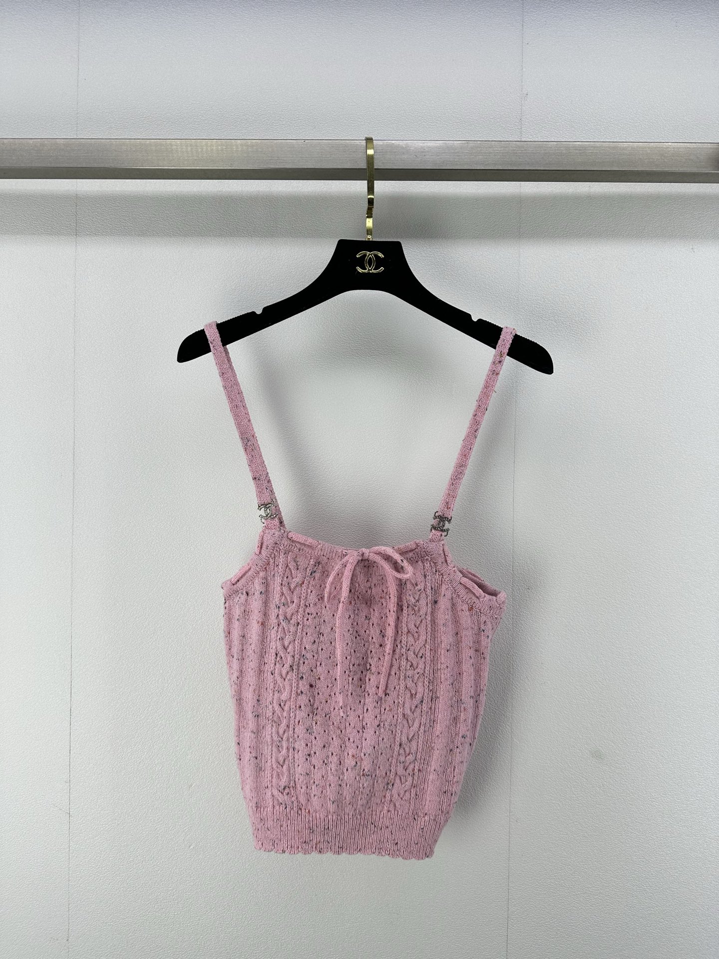 NO:325348,Chane* New details 25 New products in early spring!  A beautiful little fairy white and rich beauty artifact!  Heavy craftsmanship tied with pollen suspender vest cardigan. The temperament of the celebrity is beautiful and fairy!  The lace design is sweet and high-end. The original double C shell buckle is elegant and elegant. The slim fit style is versatile and fashionable and high-end!  1 color 3 code SML, chanel, alexander wang19860909Chane*上新细节 25 早春新品！绝美小仙女白富美神器！重工艺系带花粉吊带背心开衫.名媛气质又美又仙！系带设计甜美又高级.原版双C贝壳扣优雅气质.修身版型百搭不挑人时髦又高级！ 1色3码SML,,chanel,alexander wang,Women's clothing