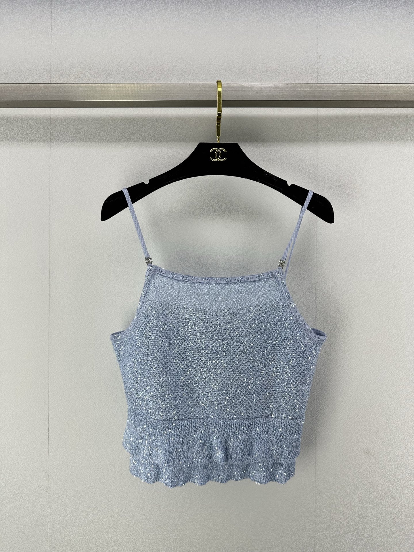 NO:325325,Chane* new details 25 spring and summer new sequin suspenders woven in high-end fabrics with shiny sequins, star-like bulingbuling side zipper lotus leaf design to make you look slim and full of fragrance 3 colors 3 codes SML, chanel, alexander wang19860909Chane*上新细节 25 春夏新款亮片吊带 高定面料织制 饰有闪亮的亮片 满天星一样bulingbuling的 侧拉链荷叶设计显瘦 小香风满满 3色3码SML,,chanel,alexander wang,Women's clothing