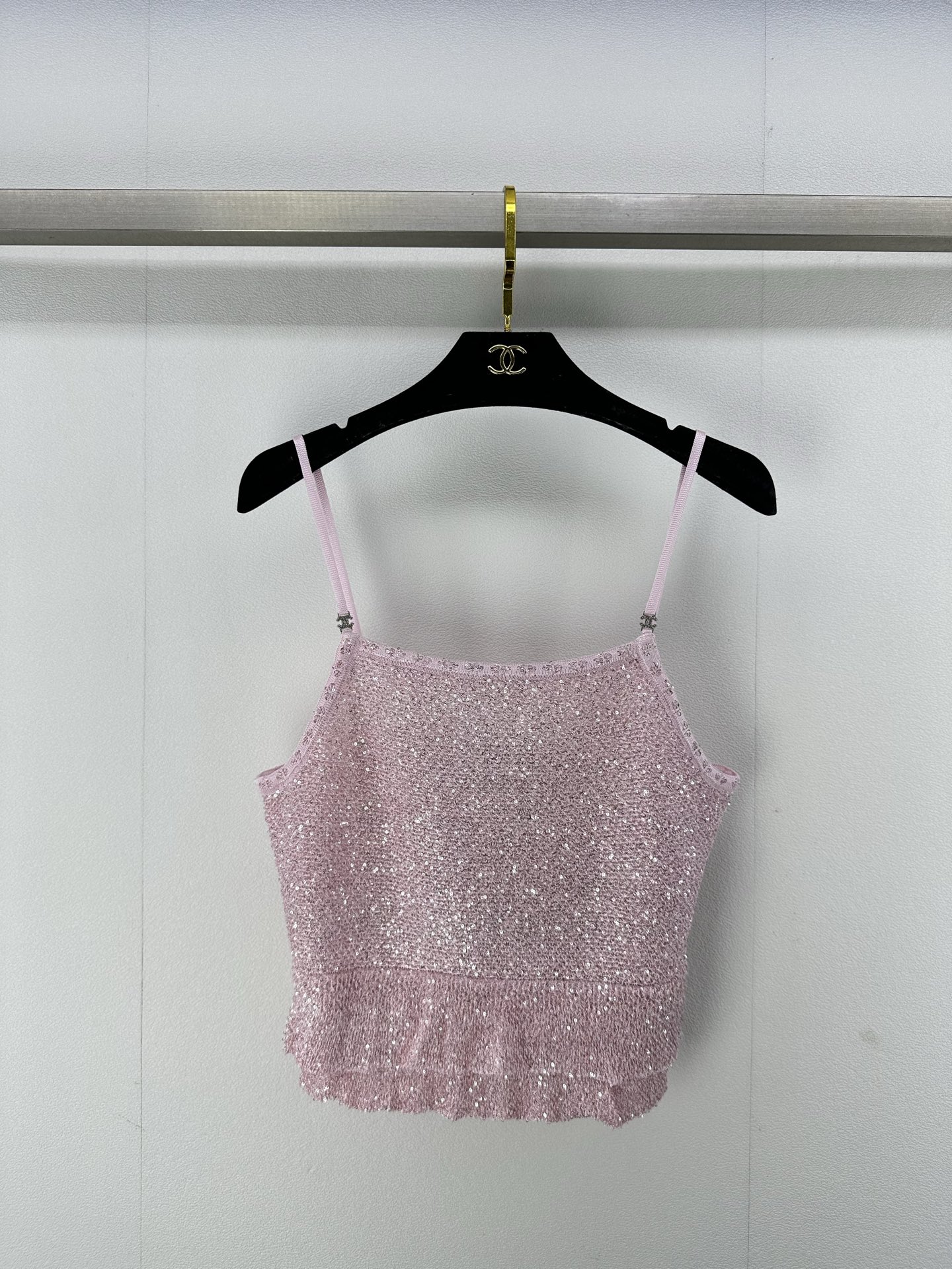 NO:325331,Chane* new details 25 spring and summer new sequin suspenders woven in high-end fabrics with shiny sequins, star-like bulingbuling side zipper lotus leaf design to make you look slim and full of fragrance 3 colors 3 codes SML, chanel, alexander wang19860909Chane*上新细节 25 春夏新款亮片吊带 高定面料织制 饰有闪亮的亮片 满天星一样bulingbuling的 侧拉链荷叶设计显瘦 小香风满满 3色3码SML,,chanel,alexander wang,Women's clothing