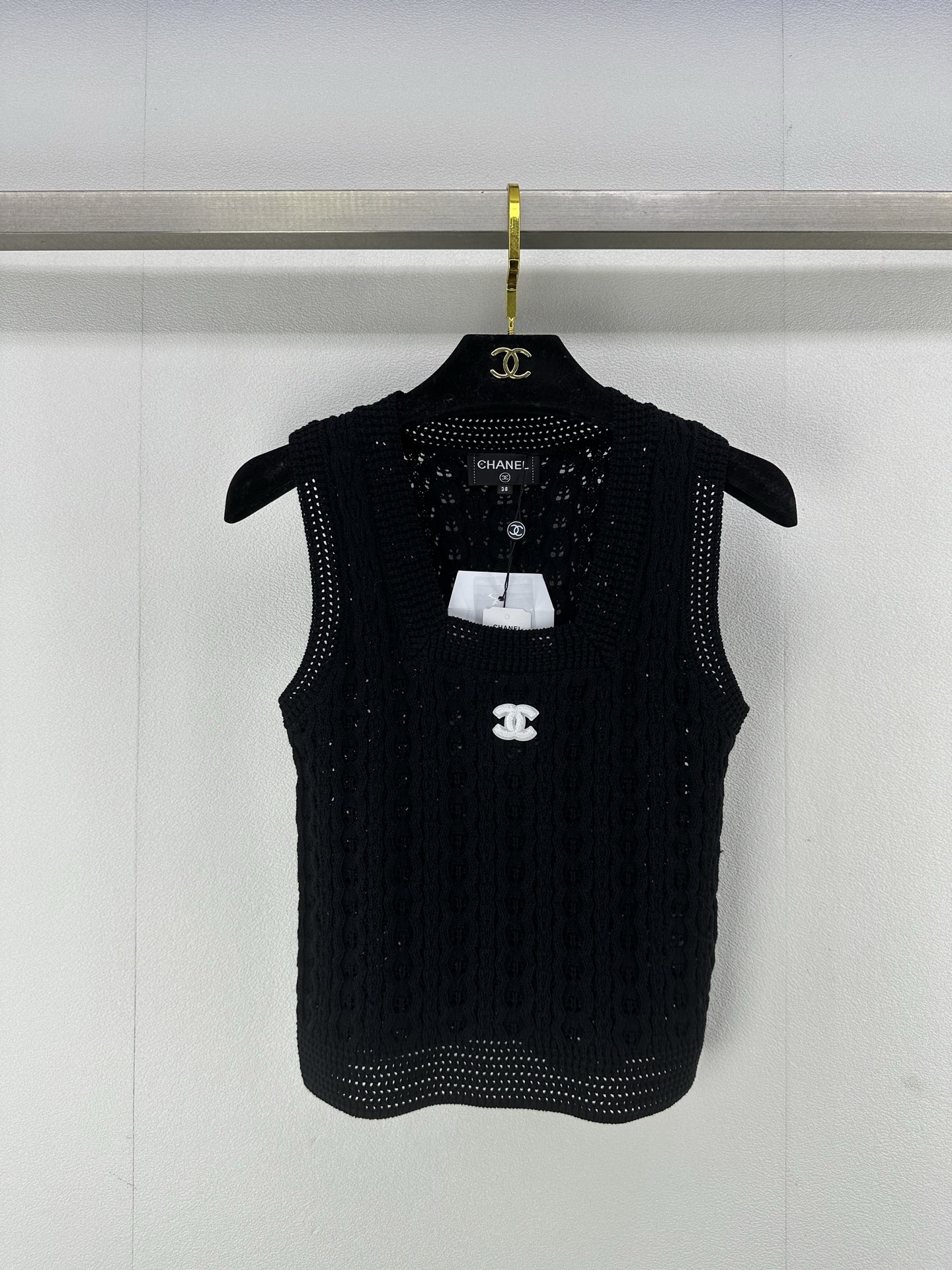 NO:325295,Chane* new details 25 Early spring new knitted hollow vest style, upper body temperament and high-end positioning logo, versatile single product!  2 colors 3 codes SML, chanel, alexander wang19860909Chane*上新细节 25 早春新款针织镂空背心版型上身气质又高级 定位logo 百搭单品！ 2色3码SML,,chanel,alexander wang,Women's clothing