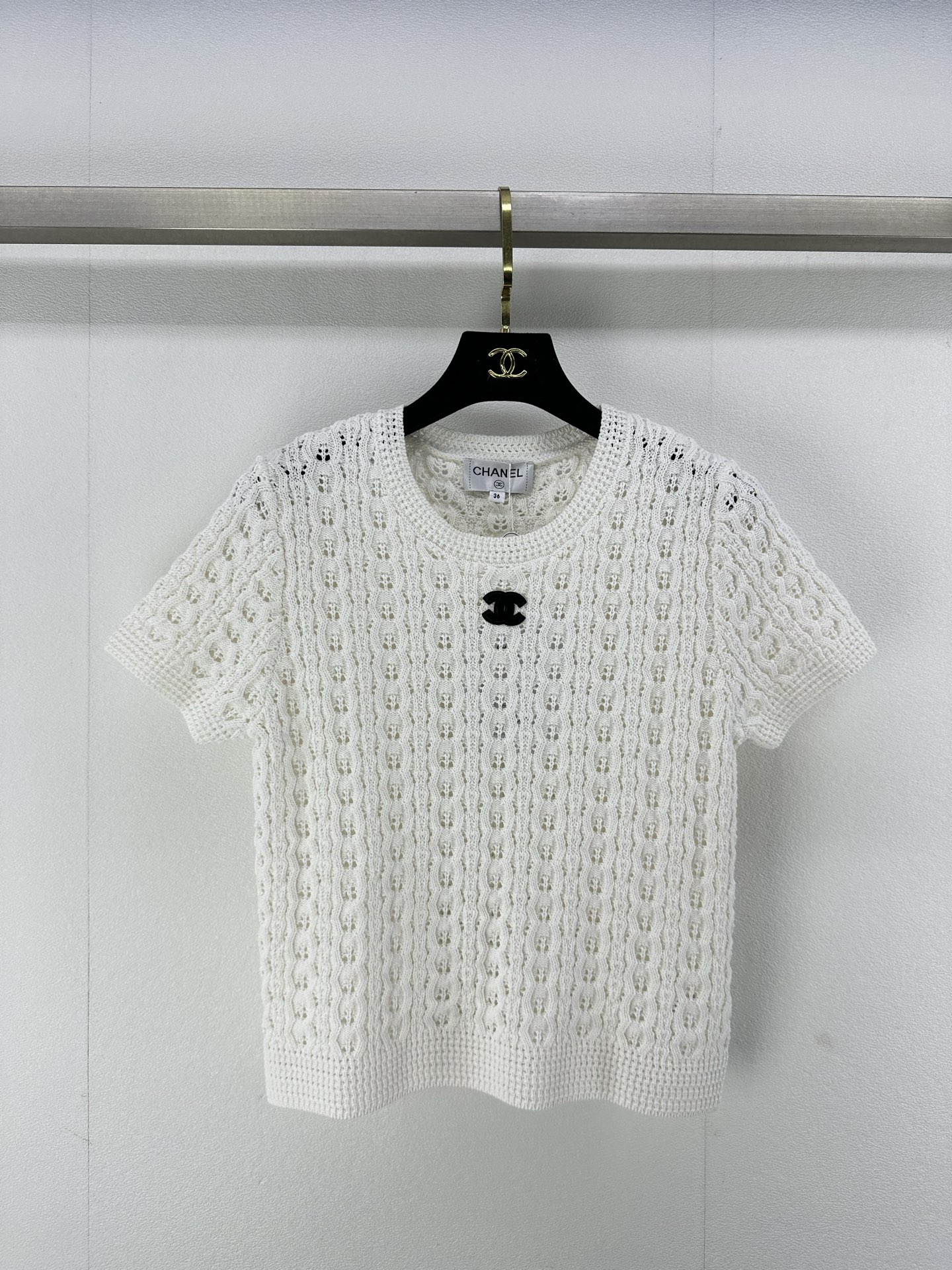 NO:325296,Chane* new details 25 Early spring new knitted hollow short-sleeved style with top body temperament and high-end positioning logo versatile items!  2 color 3 code SML, chanel, T-shirt, alexander wang19860909Chane*上新细节 25 早春新款针织镂空短袖版型上身气质又高级 定位logo 百搭单品！ 2色3码SML,,chanel,T-shirt,alexander wang,Women's clothing