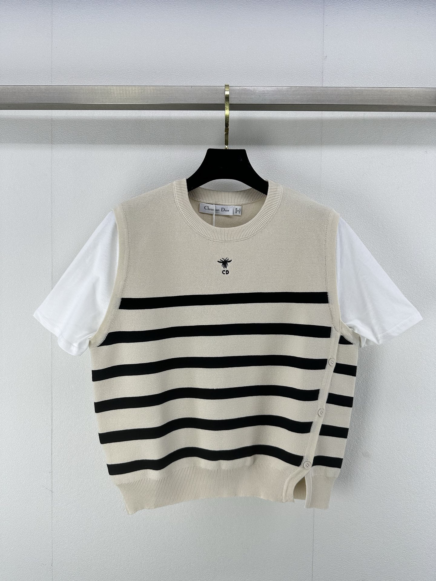 NO:325298,Dio* New details 25 New round neck spliced ​​short sleeves, knitted color-blocking slim fit and slim, fabric soft and comfortable, cuff spliced ​​T-shirt design adds a girlish look!  2 color 3 code SML, dior, T-shirt,tees, t-shirt,alexander wang19860909Dio* 上新细节 25 新款圆领拼接短袖 针织拼色修身显瘦 面料软糯舒适 袖口拼接T恤设计 增添造型感少女风！ 2色3码SML,,dior,T-shirt,tees，t-shirt,alexander wang,Women's clothing