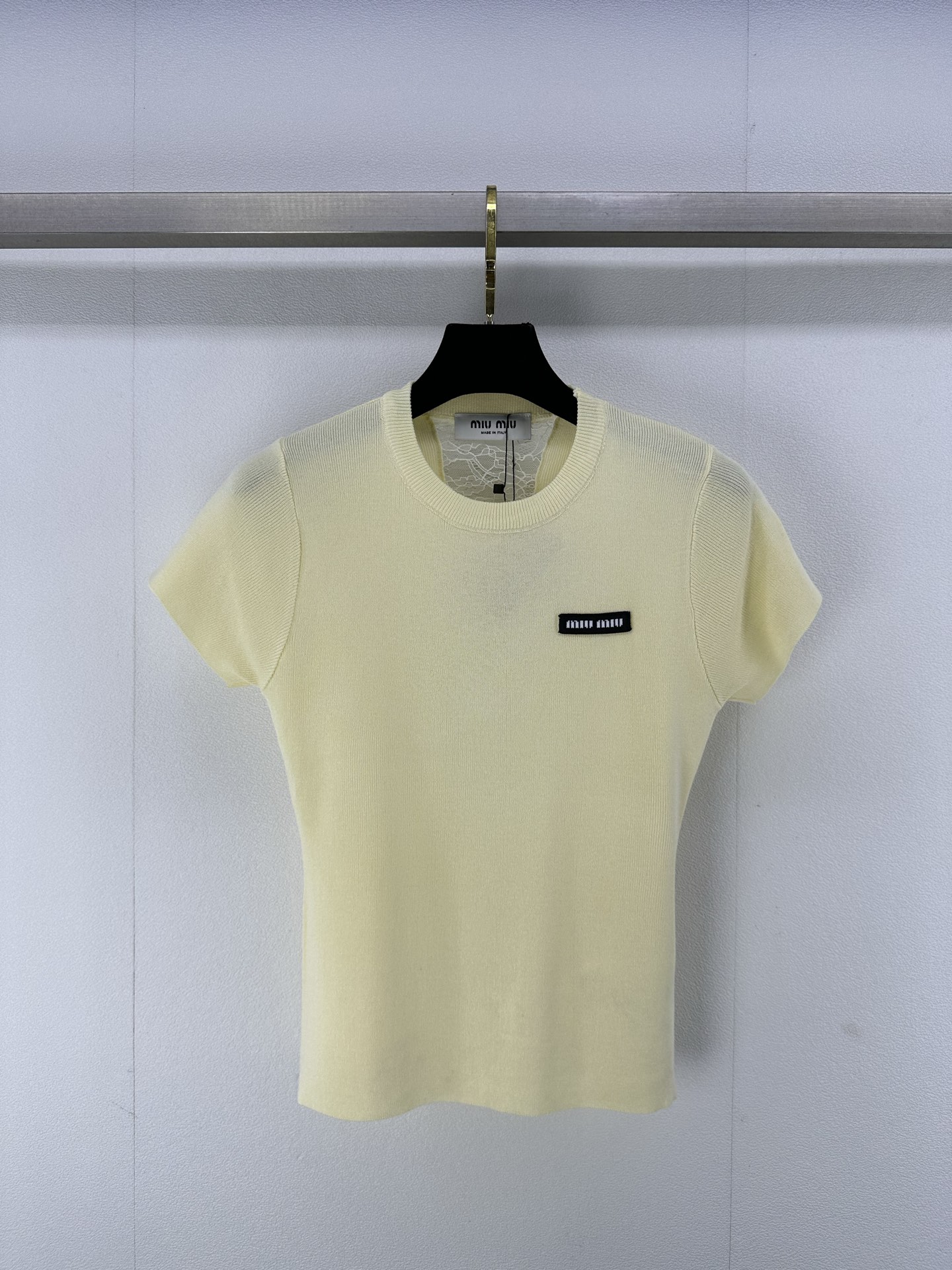 NO:325300,Miumi* new details 25 spring and summer new knitted lace short sleeves fashionable and elegant style exquisite logo logo back lace design full of temperament and sexy versatile and not picky 4 colors 3 size SML, miumiu, T-shirt, alexander wang19860909Miumi*上新细节 25 春夏新款针织蕾丝短袖 时髦气质款 精致徽标logo 后背蕾丝设计气质性感爆棚 百搭不挑人 4色3码SML,,miumiu,T-shirt,alexander wang,Women's clothing