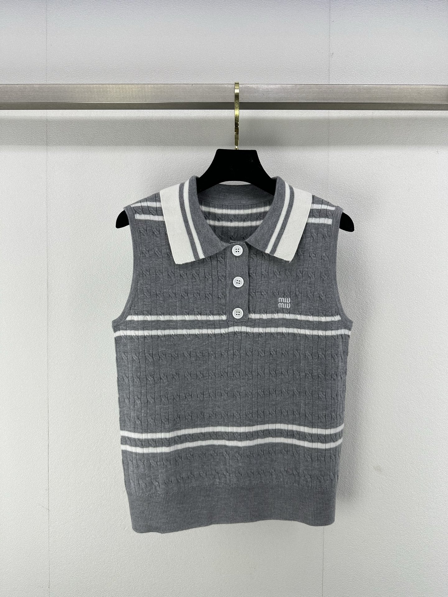 NO:325310,Miumi* new details 25 spring and summer new knitted lapel vest lapel three-breasted design striped contrasting color splicing design classic letter logo embroidery embellishment fashionable high-end and elegant 2 colors 3 codes SML, miumiu, alexander wang19860909Miumi*上新细节 25 春夏新款针织翻领背心 翻领三排扣设计 条纹撞色拼接设计 经典字母logo刺绣点缀 时髦高级有气质 2色3码SML,,miumiu,alexander wang,Women's clothing