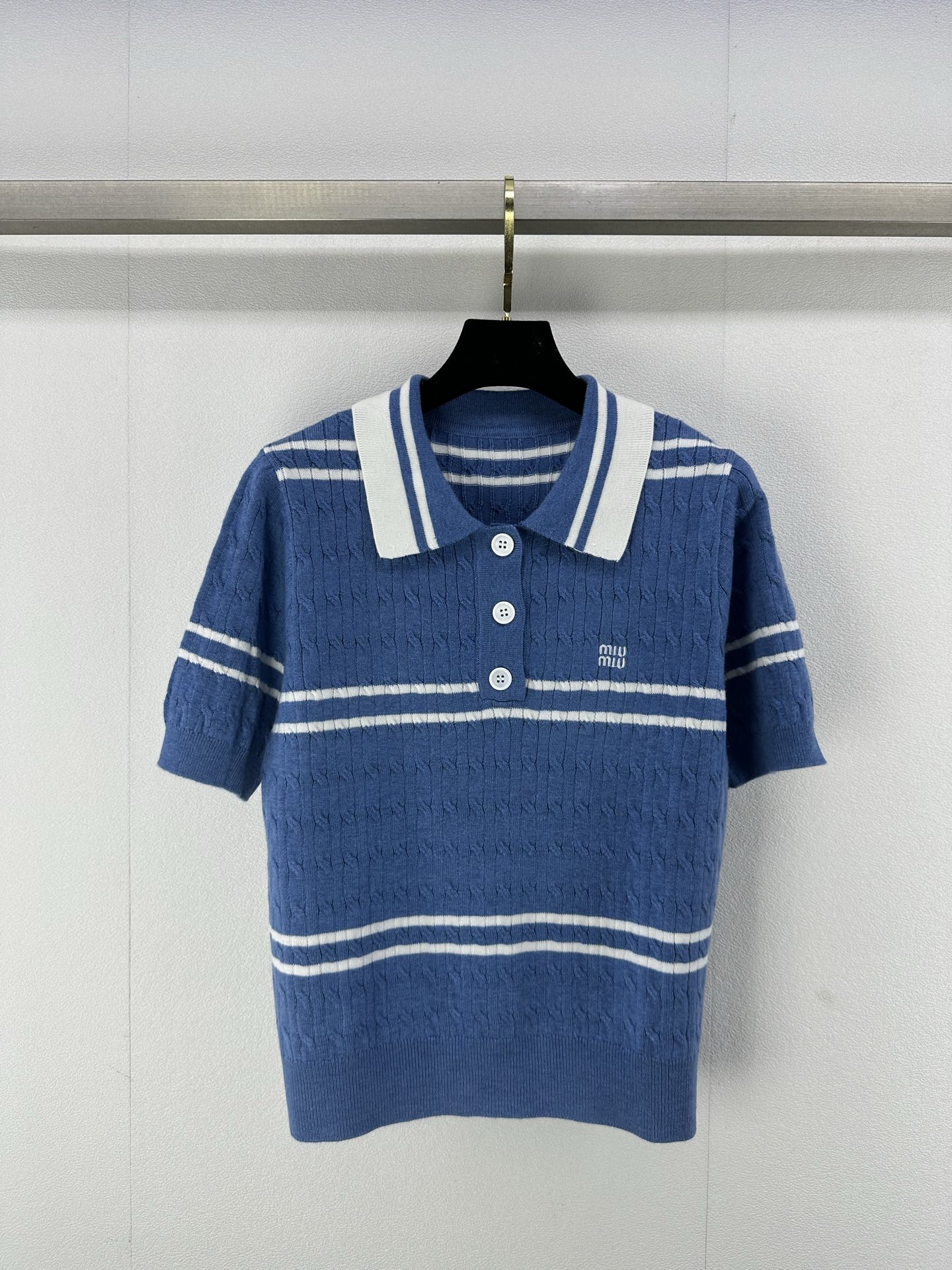 NO:325312,Miumi* new details 25 spring and summer new knitted lapel short sleeves lapel three-breasted design striped contrasting color splicing design classic letter logo embroidery embellishment fashionable high-end and elegant 2 colors 3 codes SML, miumiu, T-shirt, alexander wang19860909Miumi*上新细节 25 春夏新款针织翻领短袖 翻领三排扣设计 条纹撞色拼接设计 经典字母logo刺绣点缀 时髦高级有气质 2色3码SML,,miumiu,T-shirt,alexander wang,Women's clothing