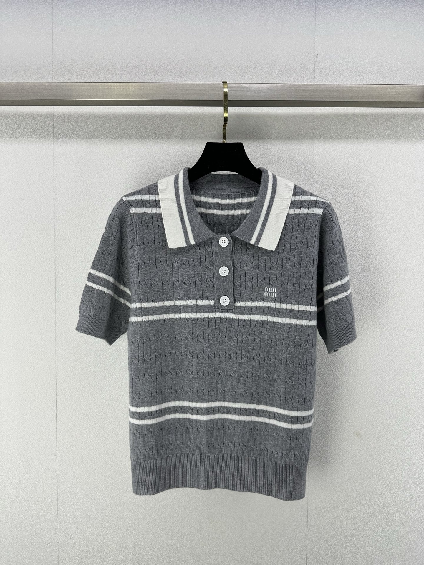 NO:325314,Miumi* new details 25 spring and summer new knitted lapel short sleeves lapel three-breasted design striped contrasting color splicing design classic letter logo embroidery embellishment fashionable high-end and elegant 2 colors 3 codes SML, miumiu, T-shirt, alexander wang19860909Miumi*上新细节 25 春夏新款针织翻领短袖 翻领三排扣设计 条纹撞色拼接设计 经典字母logo刺绣点缀 时髦高级有气质 2色3码SML,,miumiu,T-shirt,alexander wang,Women's clothing