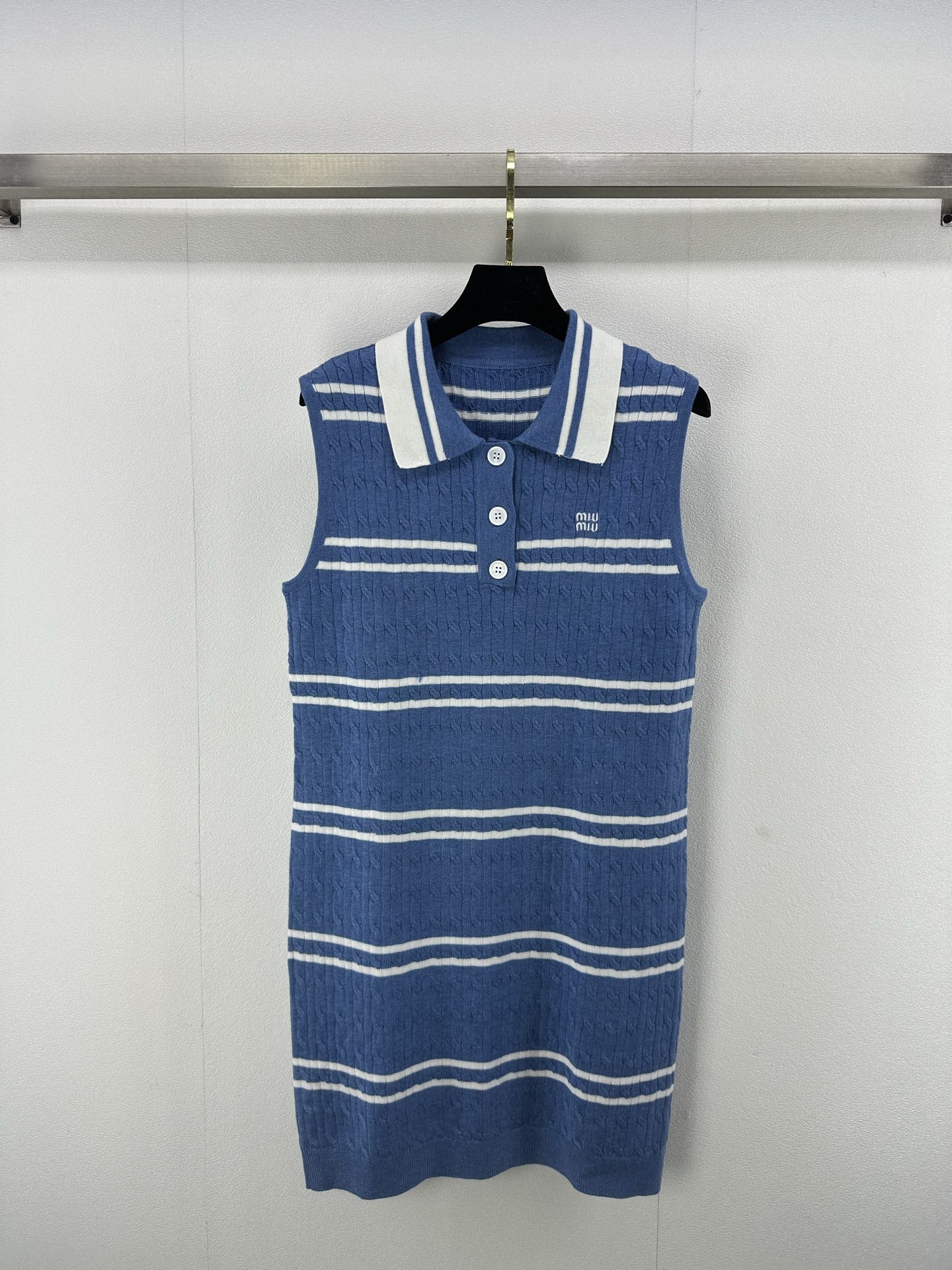 NO:325297,Miumi* new details 25 spring and summer new knitted lapel vest skirt lapel three-breasted design striped contrasting color splicing design classic letter logo embroidery embellishment fashionable high-end and elegant 2 colors 3 codes SML, miumiu, skirts, alexander wang19860909Miumi*上新细节 25 春夏新款针织翻领背心裙 翻领三排扣设计 条纹撞色拼接设计 经典字母logo刺绣点缀 时髦高级有气质 2色3码SML,,miumiu,skirts,alexander wang,Women's clothing