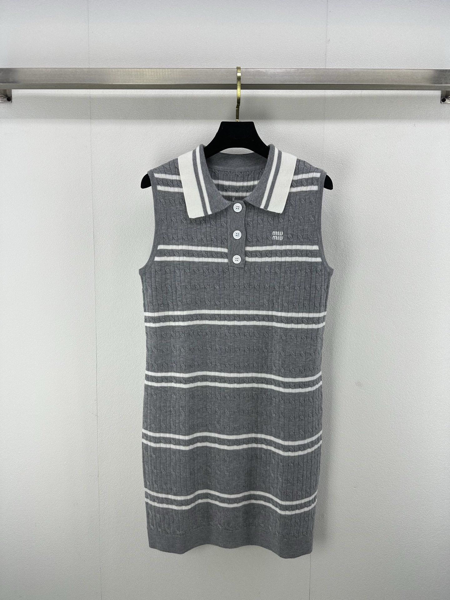 NO:325299,Miumi* new details 25 spring and summer new knitted lapel vest skirt lapel three-breasted design striped contrasting color splicing design classic letter logo embroidery embellishment fashionable high-end and elegant 2 colors 3 codes SML, miumiu, skirts, alexander wang19860909Miumi*上新细节 25 春夏新款针织翻领背心裙 翻领三排扣设计 条纹撞色拼接设计 经典字母logo刺绣点缀 时髦高级有气质 2色3码SML,,miumiu,skirts,alexander wang,Women's clothing