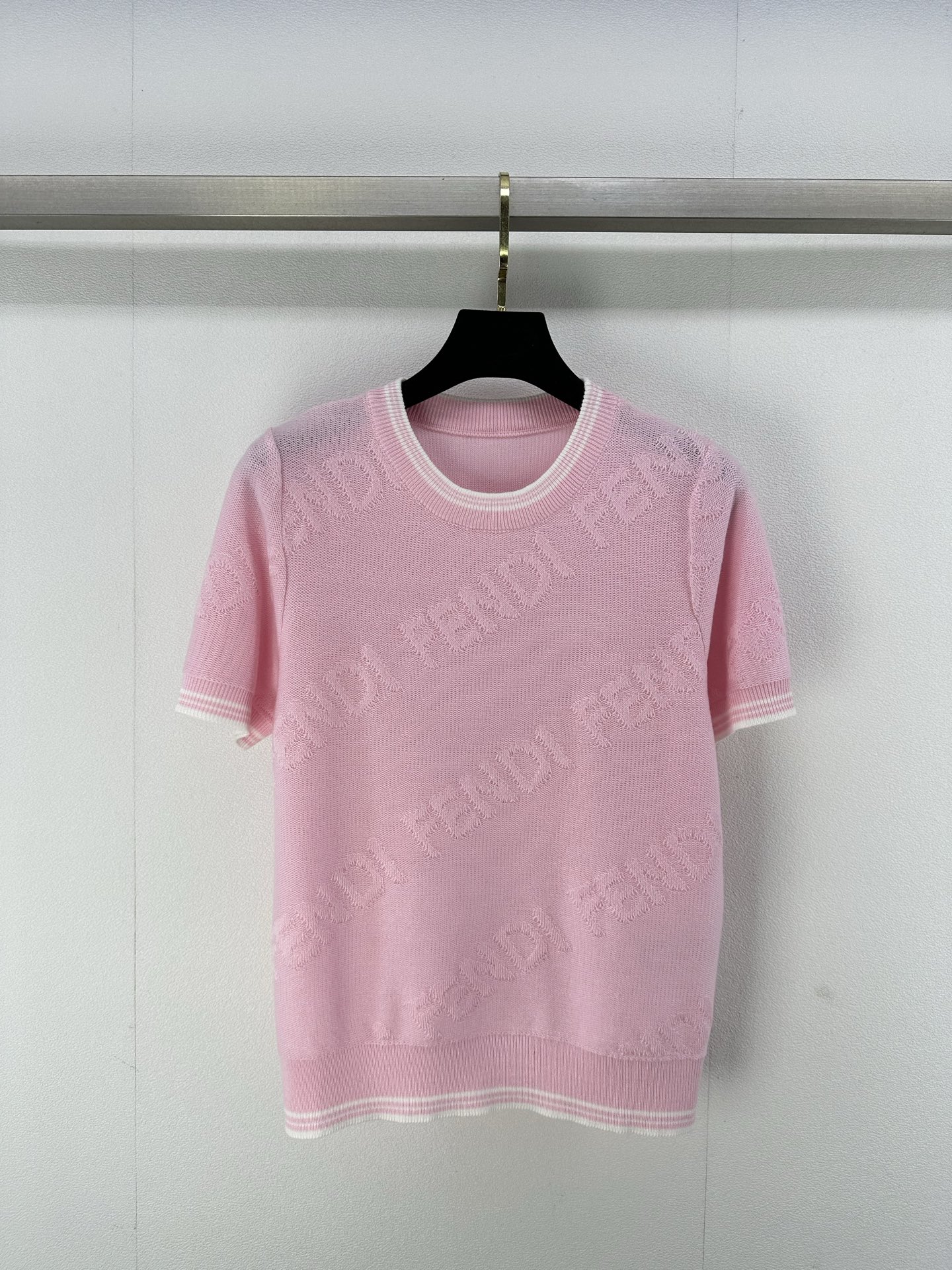 NO:325763,Fend* new details 25 spring and summer new knitted round neck short sleeve striped edge design Brand letter logo jacquard decoration exquisite and fashionable daily casual and versatile 3 colors 3 codes SML, fendi, T-shirt, alexander wang19860909Fend*上新细节 25 春夏新款针织圆领短袖 条纹压边设计 品牌字母logo提花装饰 精致时髦日常休闲百搭 3色3码SML,,fendi,T-shirt,alexander wang,Women's clothing
