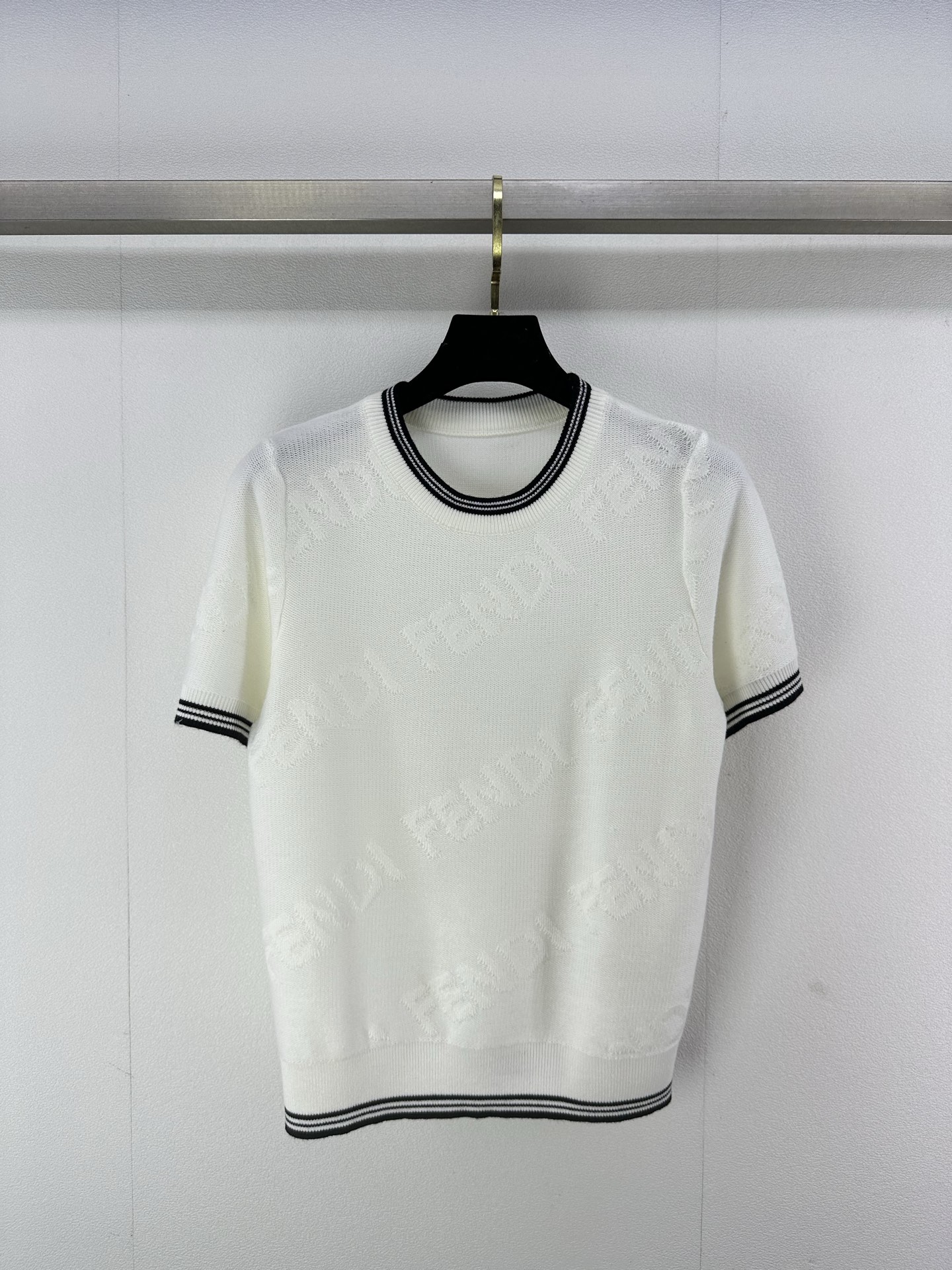 NO:325764,Fend* new details 25 spring and summer new knitted round neck short sleeve striped edge design Brand letter logo jacquard decoration exquisite and fashionable daily casual and versatile 3 colors 3 codes SML, fendi, T-shirt, alexander wang19860909Fend*上新细节 25 春夏新款针织圆领短袖 条纹压边设计 品牌字母logo提花装饰 精致时髦日常休闲百搭 3色3码SML,,fendi,T-shirt,alexander wang,Women's clothing