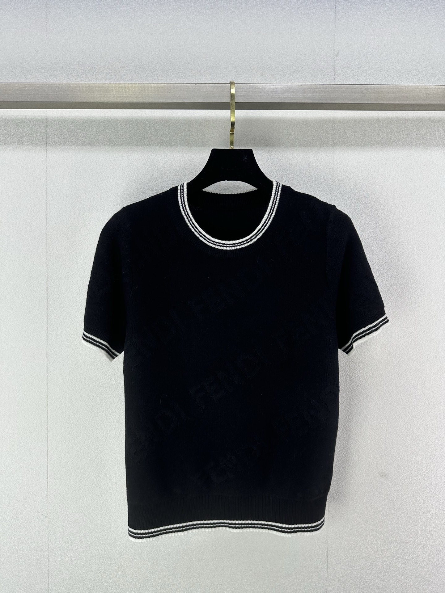 NO:325762,Fend* new details 25 spring and summer new knitted round neck short sleeve striped edge design Brand letter logo jacquard decoration exquisite and fashionable daily casual and versatile 3 colors 3 codes SML, fendi, T-shirt, alexander wang19860909Fend*上新细节 25 春夏新款针织圆领短袖 条纹压边设计 品牌字母logo提花装饰 精致时髦日常休闲百搭 3色3码SML,,fendi,T-shirt,alexander wang,Women's clothing
