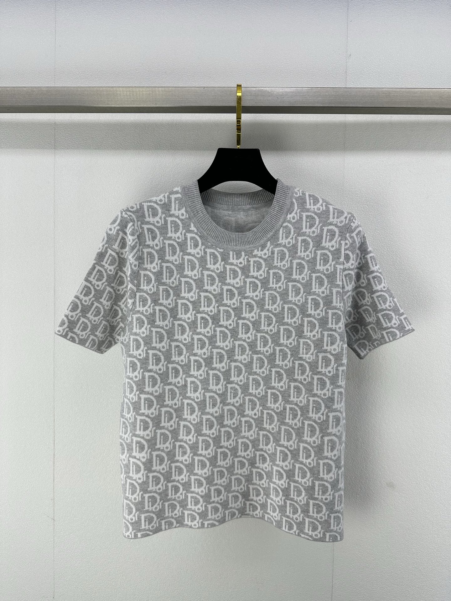 NO:326331,New details on Dio* 25 Spring and summer new knitted round neck short sleeves The whole classic letter logo presbyopia jacquard decoration Regular style Classic fashionable big brand exquisite and versatile 2 colors 3 codes SML, dior, T-shirt, alexander wang19860909Dio*上新细节 25 春夏新款针织圆领短袖 整件经典字母logo老花提花装饰 常规版型 经典时髦大牌精致百搭 2色3码SML,,dior,T-shirt,alexander wang,Women's clothing