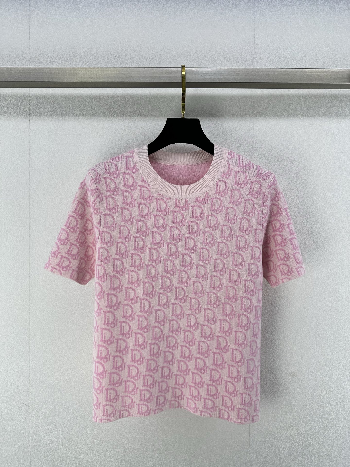 NO:326316,New details on Dio* 25 Spring and summer new knitted round neck short sleeves The whole classic letter logo presbyopia jacquard decoration Regular style Classic fashionable big brand exquisite and versatile 2 colors 3 codes SML, dior, T-shirt, alexander wang19860909Dio*上新细节 25 春夏新款针织圆领短袖 整件经典字母logo老花提花装饰 常规版型 经典时髦大牌精致百搭 2色3码SML,,dior,T-shirt,alexander wang,Women's clothing