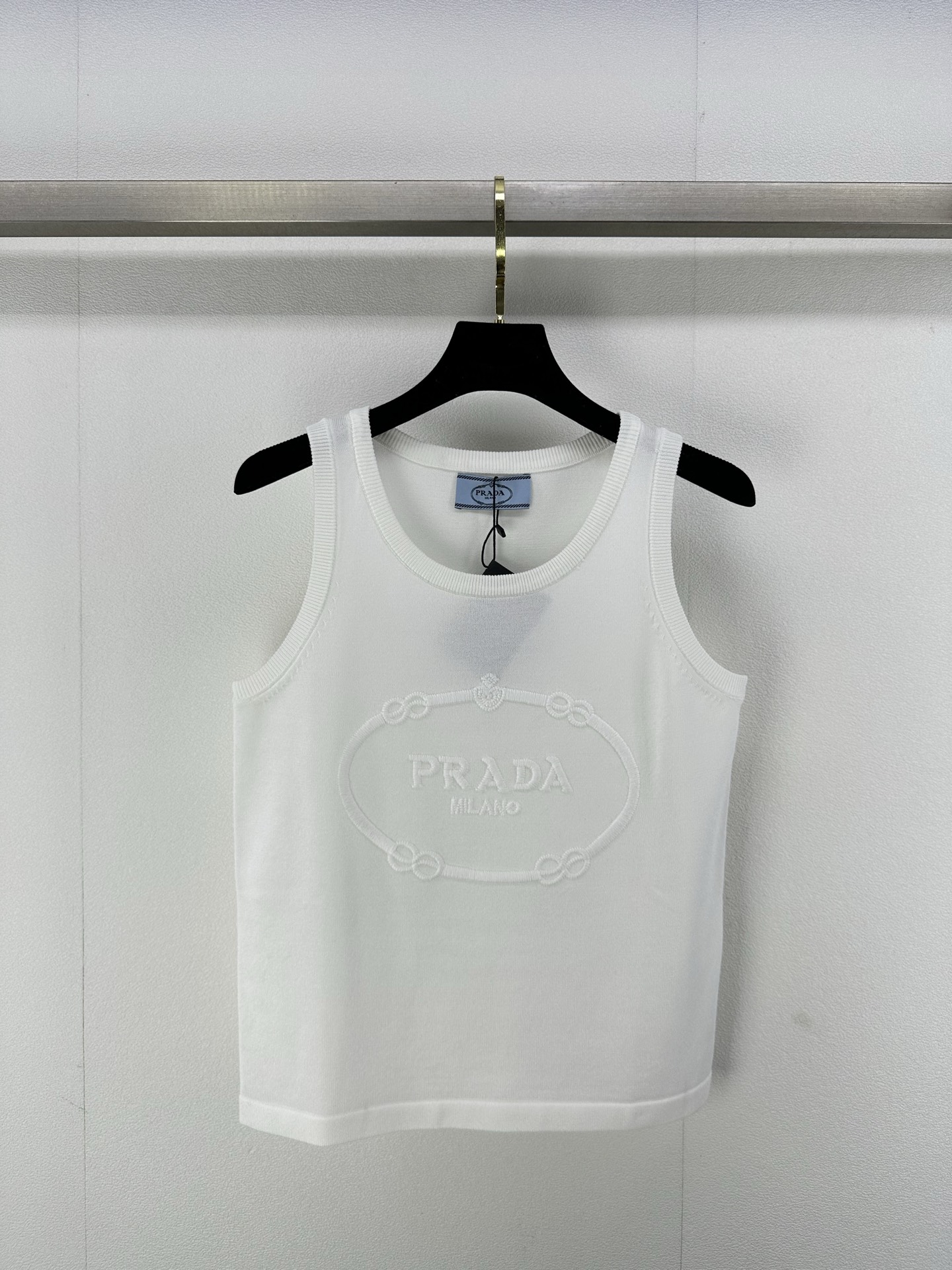 NO:326329,New details on Prad* 25 The latest logo round neck vest in early spring!  The brand jacquard logo on the chest is exquisite, luxurious and eye-catching, perfect interpretation of the logo, full of high-end feeling, sweet and cool girl handsome and casual temperament 2 colors 3 codes SML, prada, alexander wang19860909Prad*上新细节 25 早春最新logo圆领背心！胸前品牌提花logo标识,精致奢华又吸睛,完美诠释标示性,入眼满满的高级感,甜酷风少女帅气随性气质 2色3码SML,,prada,alexander wang,Women's clothing